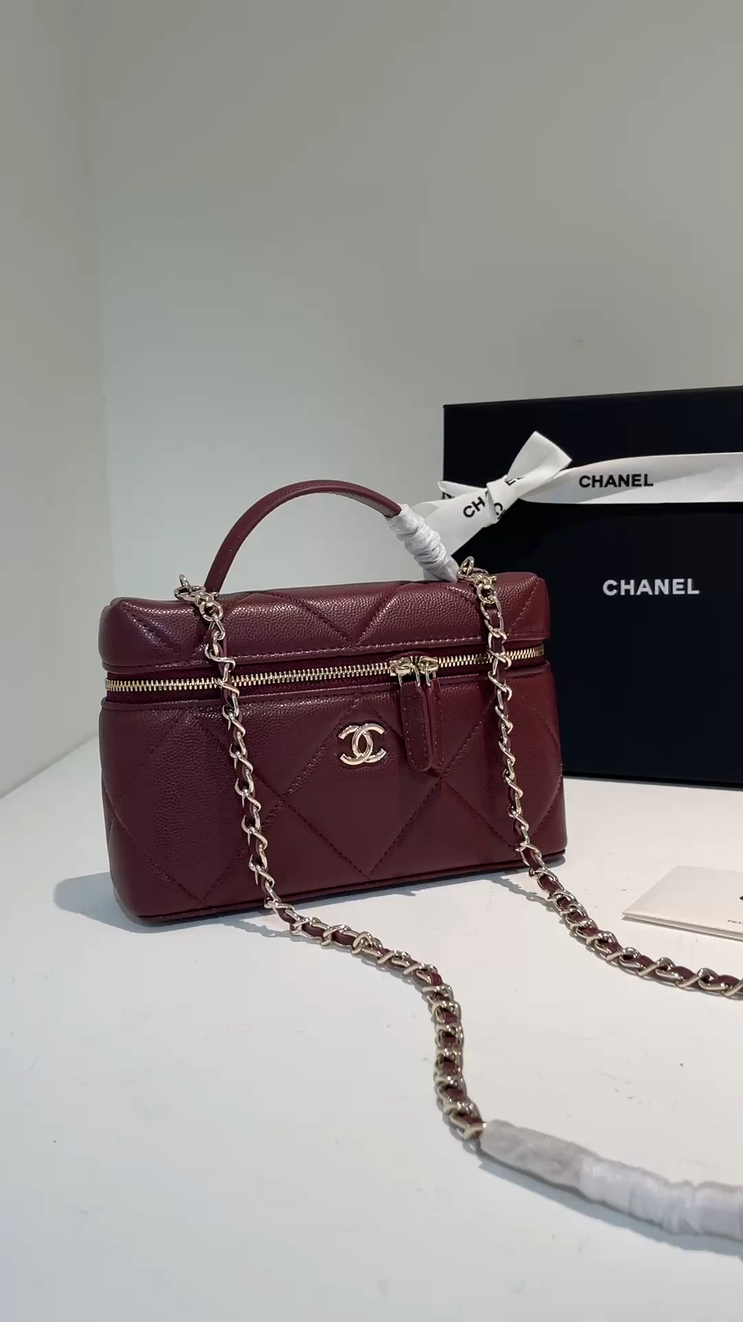 Burgundy Quilted Caviar Calfskin Vanity Case with Top Handle and Gold-Tone Chain Strap - Mocuir