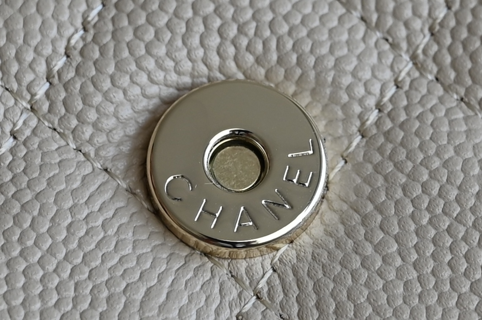 25S Top Handle Kelly Clutch with Chain in Beige Caviar Leather with Light Gold-Tone Hardware (Model AS4711) - Mocuir