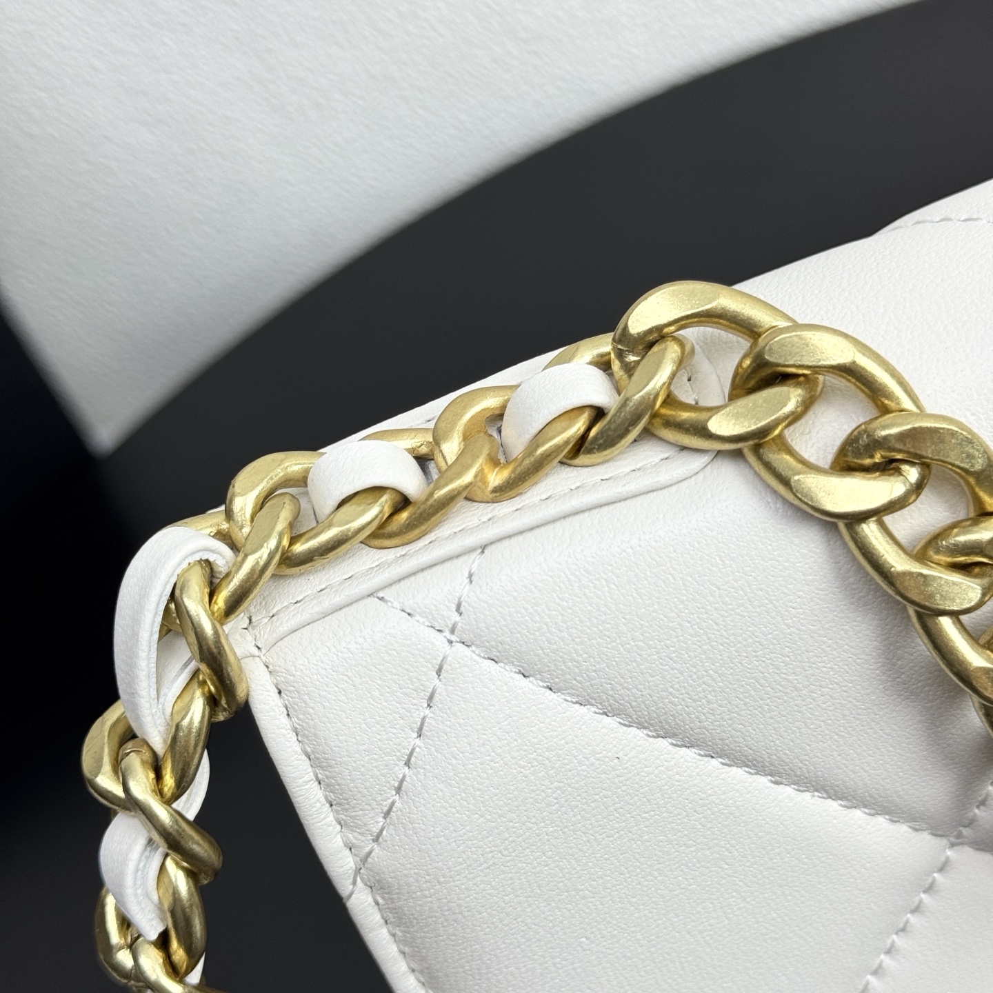 19 WOC Quilted Lambskin Shoulder Bag in White (Tri-Tone Hardware) - Mocuir