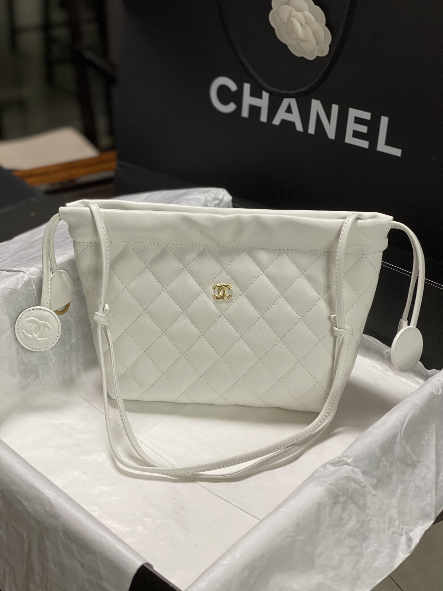 26C White Quilted Lambskin Drawstring Bucket Bag with Gold Hardware - Mocuir