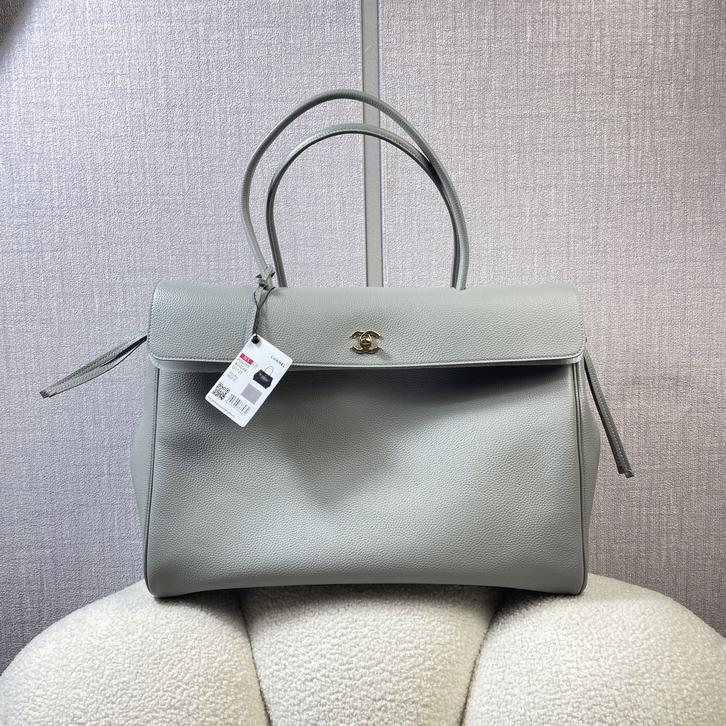 26S Cruise Large Tote Handbag in Light Grey Caviar Leather with Gold-Tone Hardware - Mocuir