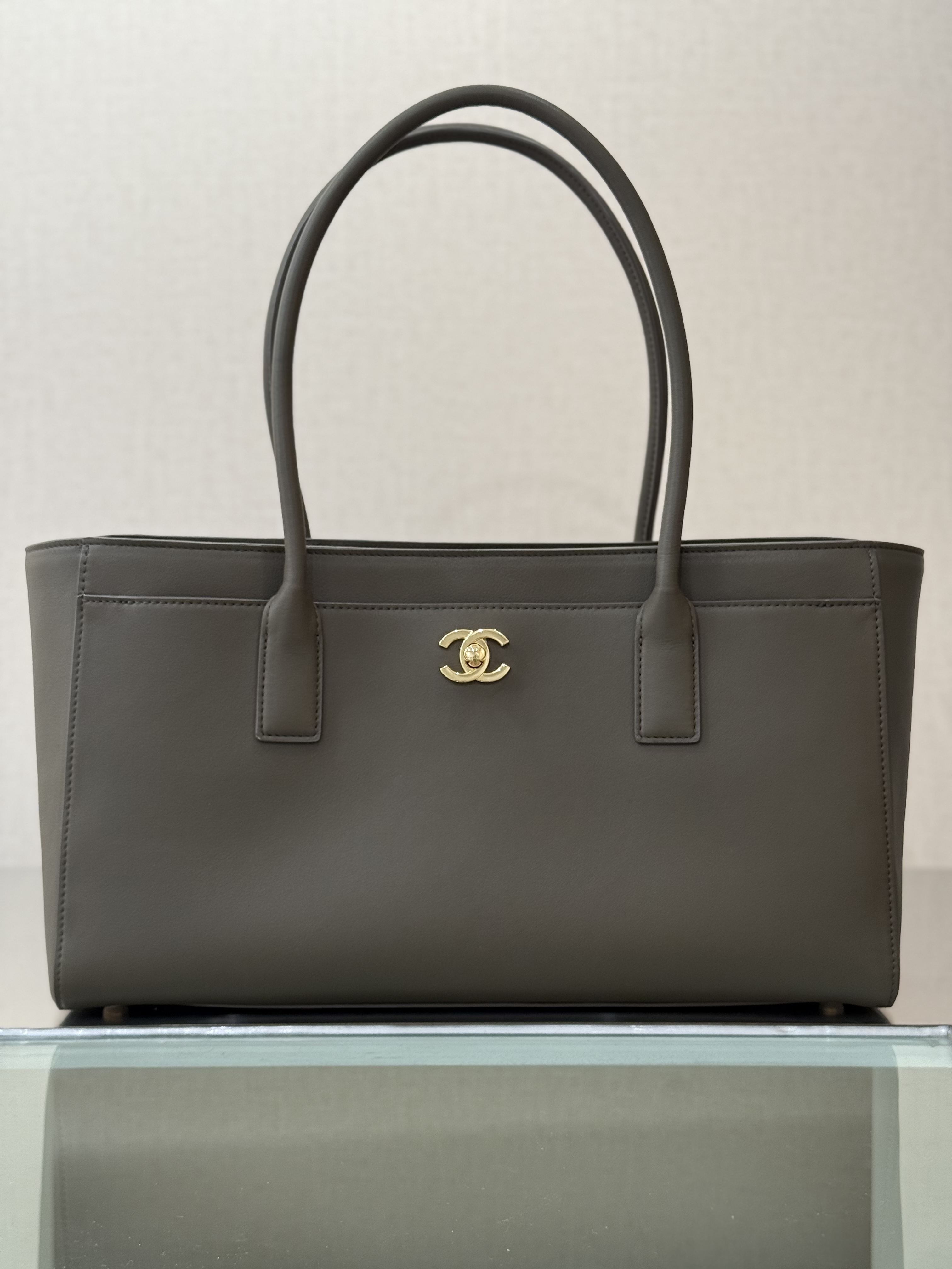 26S Grey Smooth Calfskin Cerf Executive Shopper Tote Bag with Gold Hardware - Mocuir