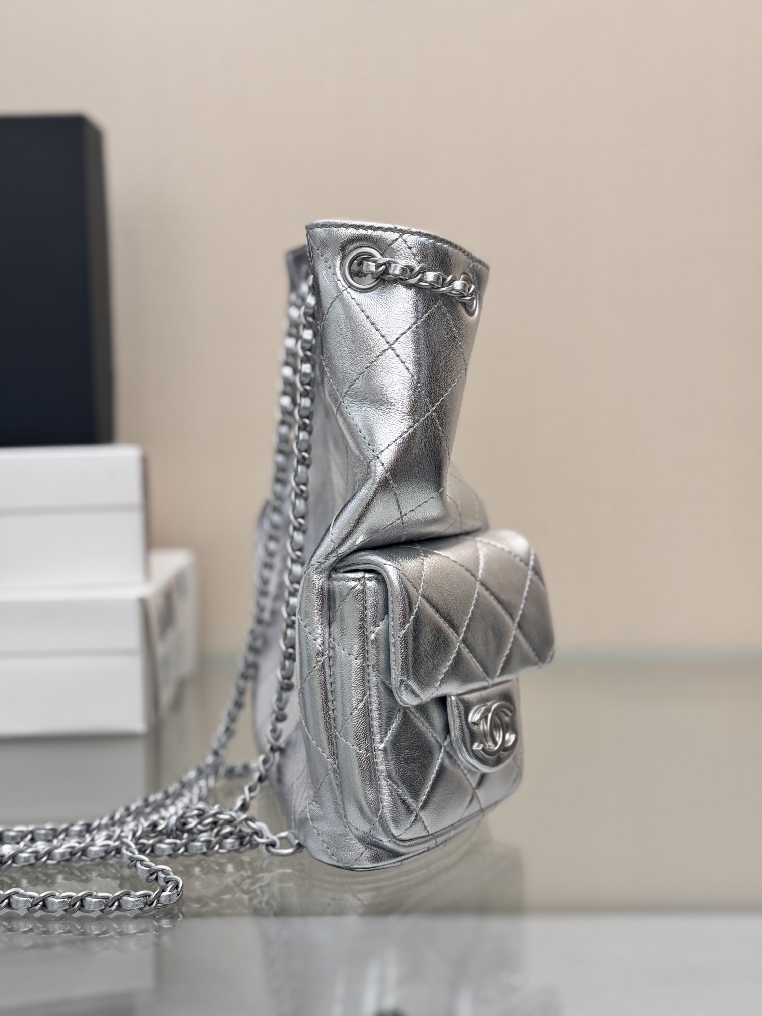 Drawstring Bucket Backpack（Metallic Silver） - Mocuir