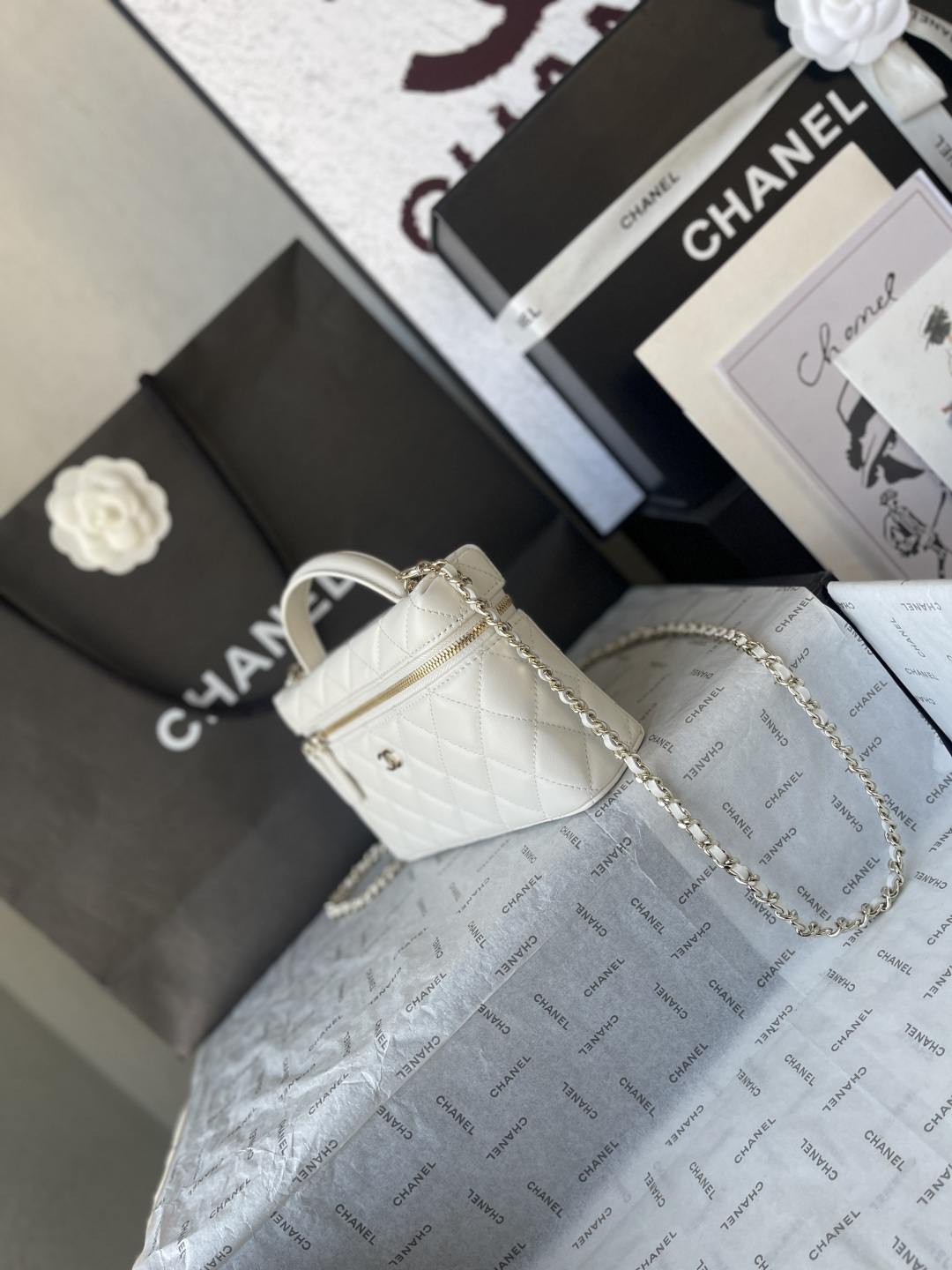 25C Classic Vanity Case with Chain（Milk gray） - Mocuir