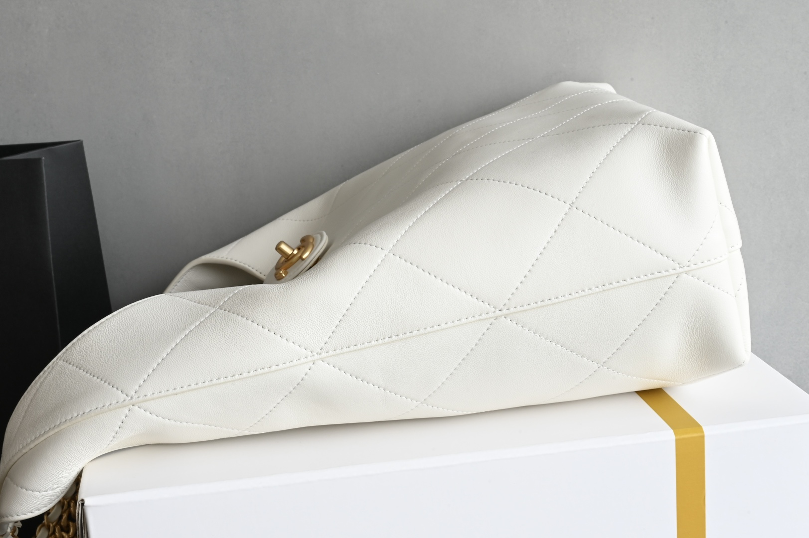 MAXI HOBO Bag in White Shiny Lambskin with Gold-Tone Hardware (Model AS5838) - Mocuir