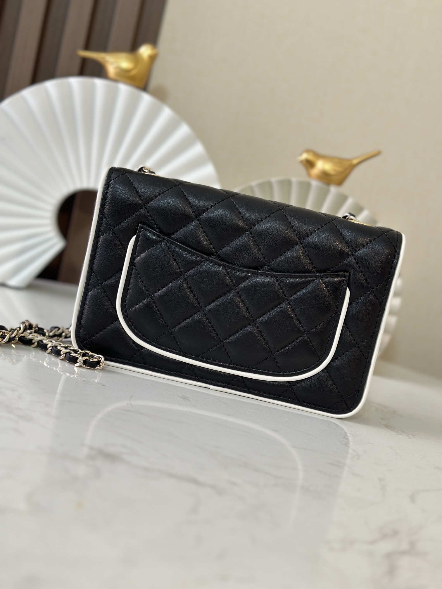 25P Mini Classic Flap with White Edge Piping - Mocuir