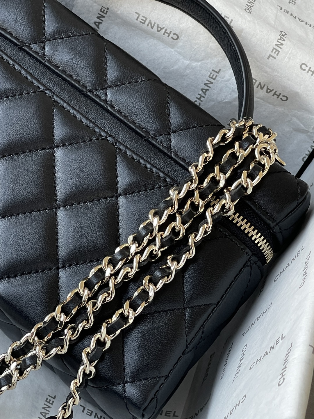 25C Classic Vanity Case with Chain（Black） - Mocuir