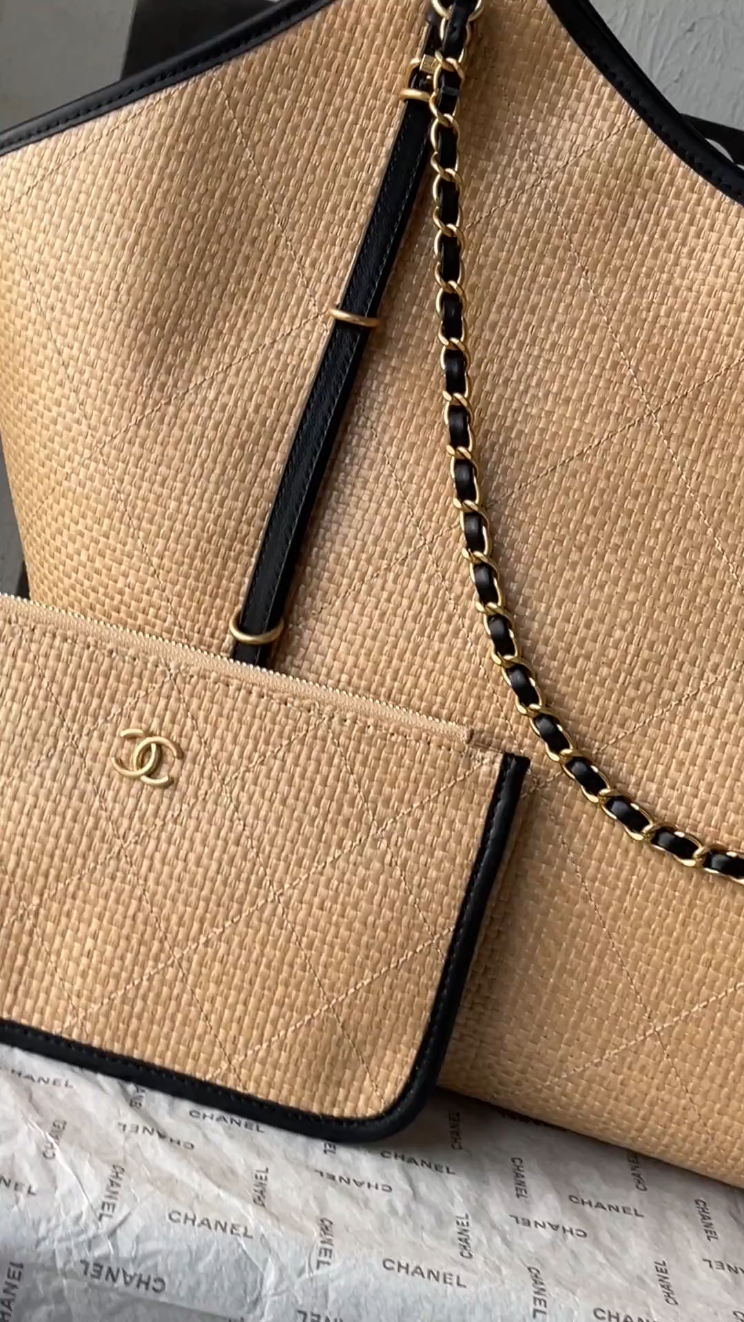 25C Beige Woven Straw Large Tote Handbag with Black Calfskin Trim and Gold-Tone Hardware - Mocuir