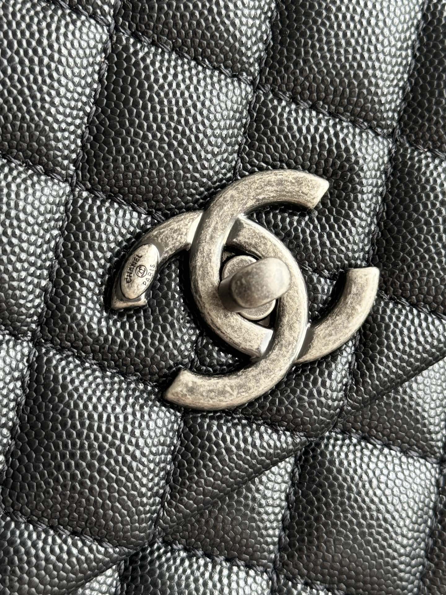 Large Coco Handle Flap Bag in Black Quilted Caviar Leather with Burgundy Lizard Handle and Ruthenium-Finish Hardware - Mocuir