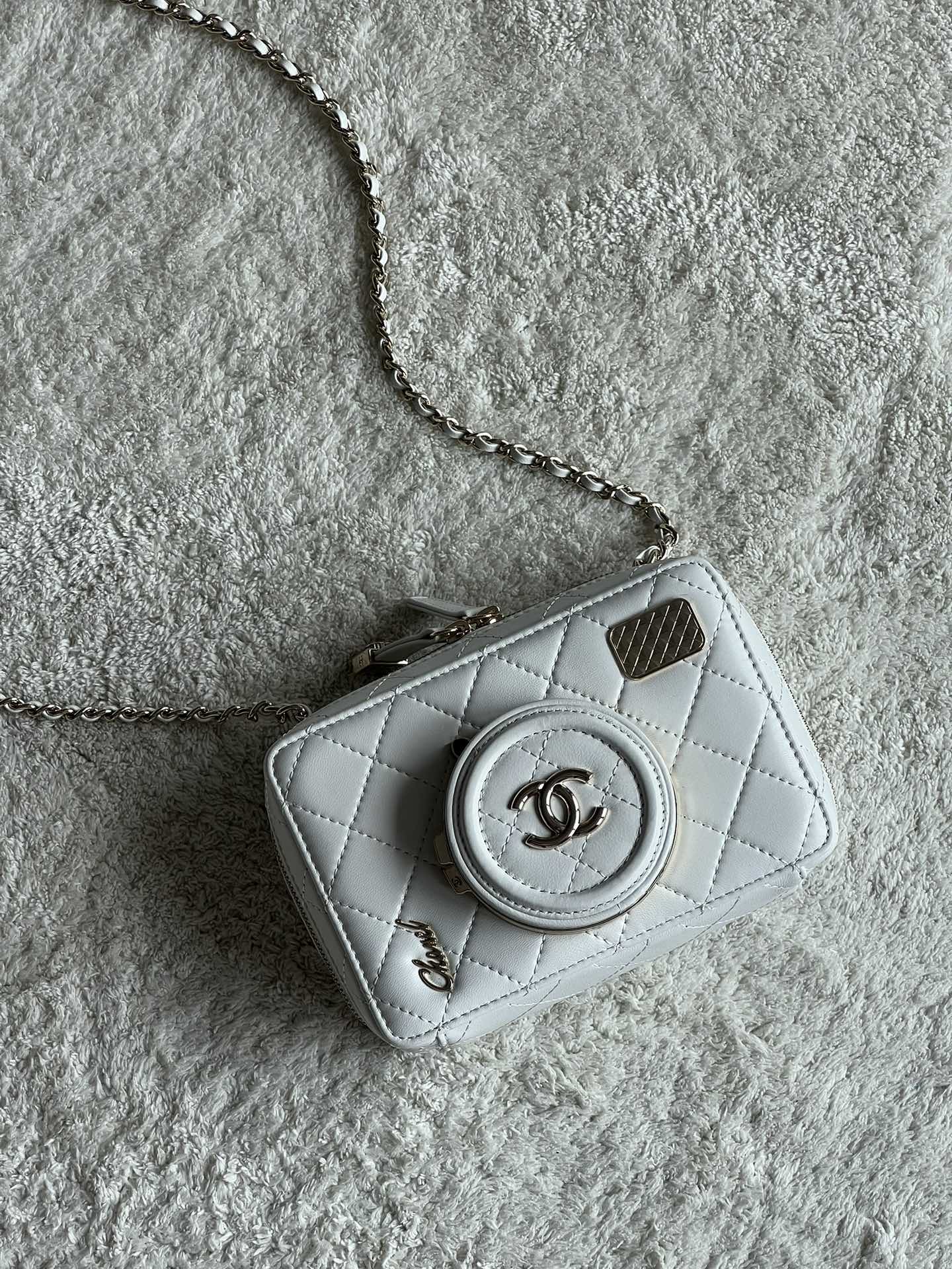 Camera Bag in White Quilted Lambskin with Pale Gold-Tone Hardware, Spring-Summer 2024 (AS4817) - Mocuir