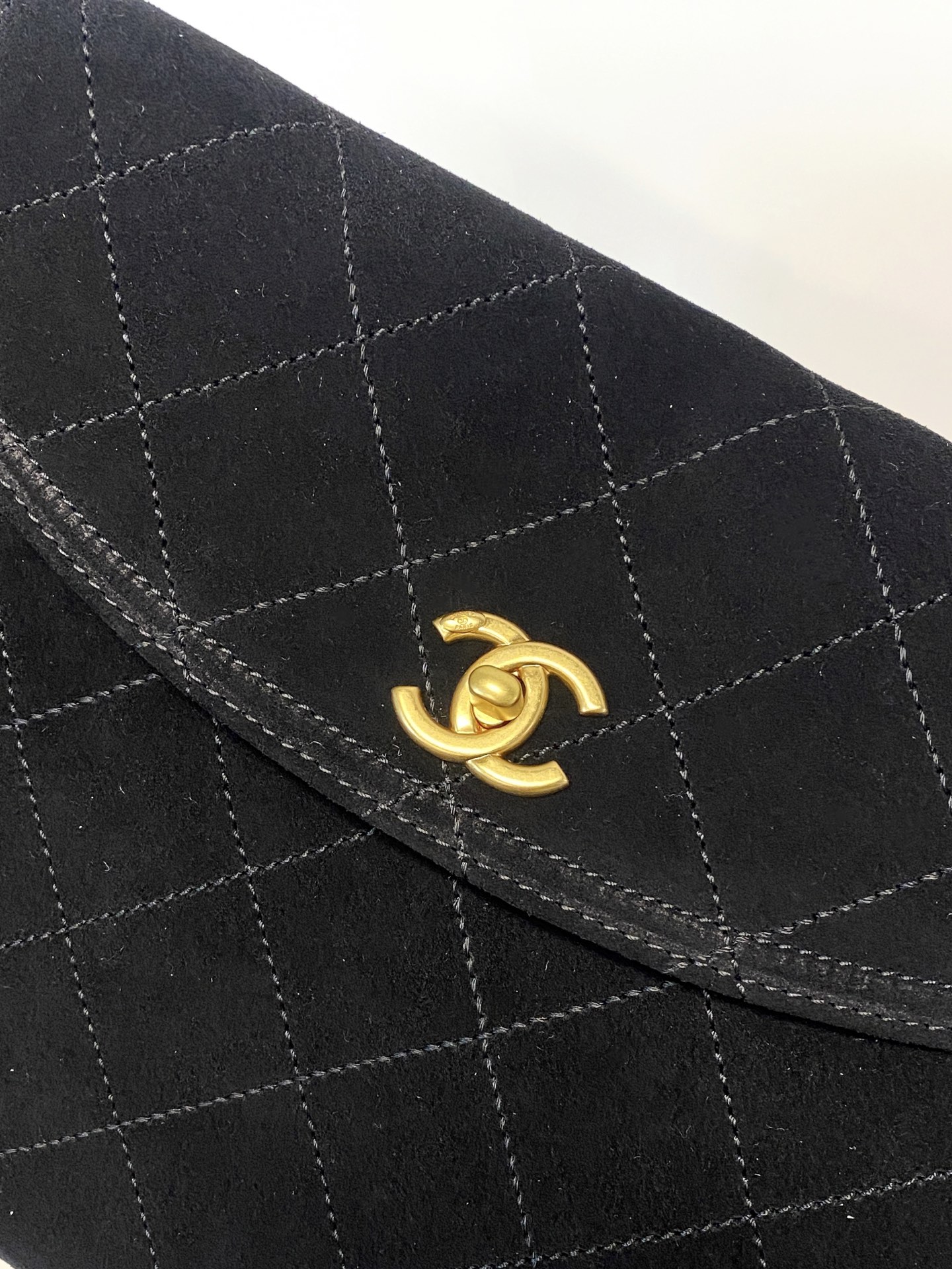 26C Cruise Quilted Suede Shoulder Bag with Calfskin Trim and Gold-Tone Hardware（Black） - Mocuir