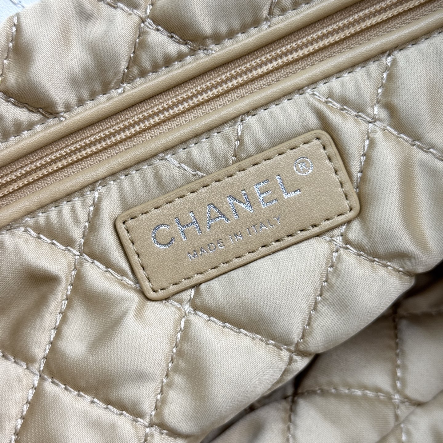 22 Bag Quilted Shiny Calfskin in White (Silver Hardware) - Mocuir