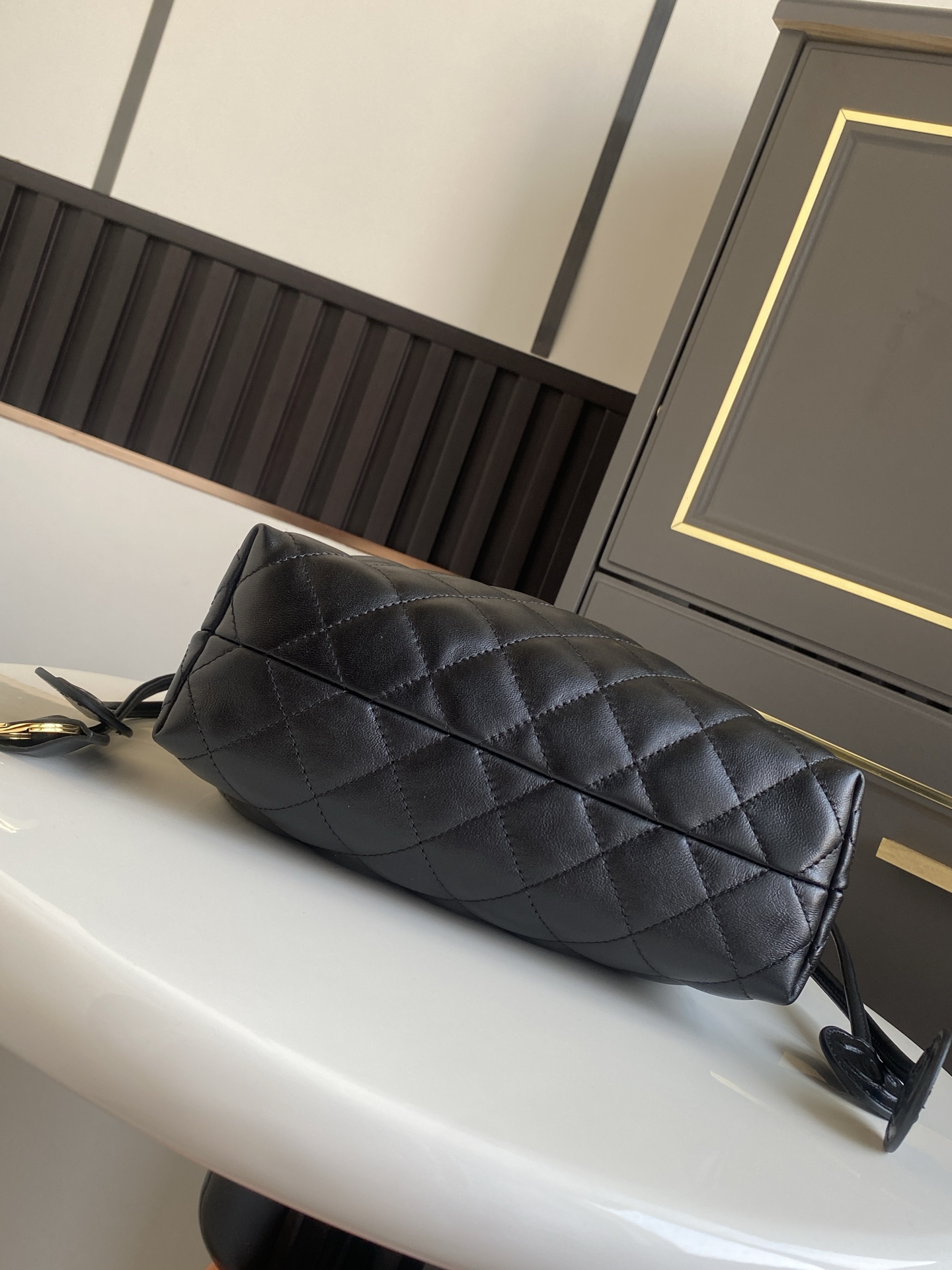 24BQuilted Lambskin Drawstring Hobo Bag（Black） - Mocuir