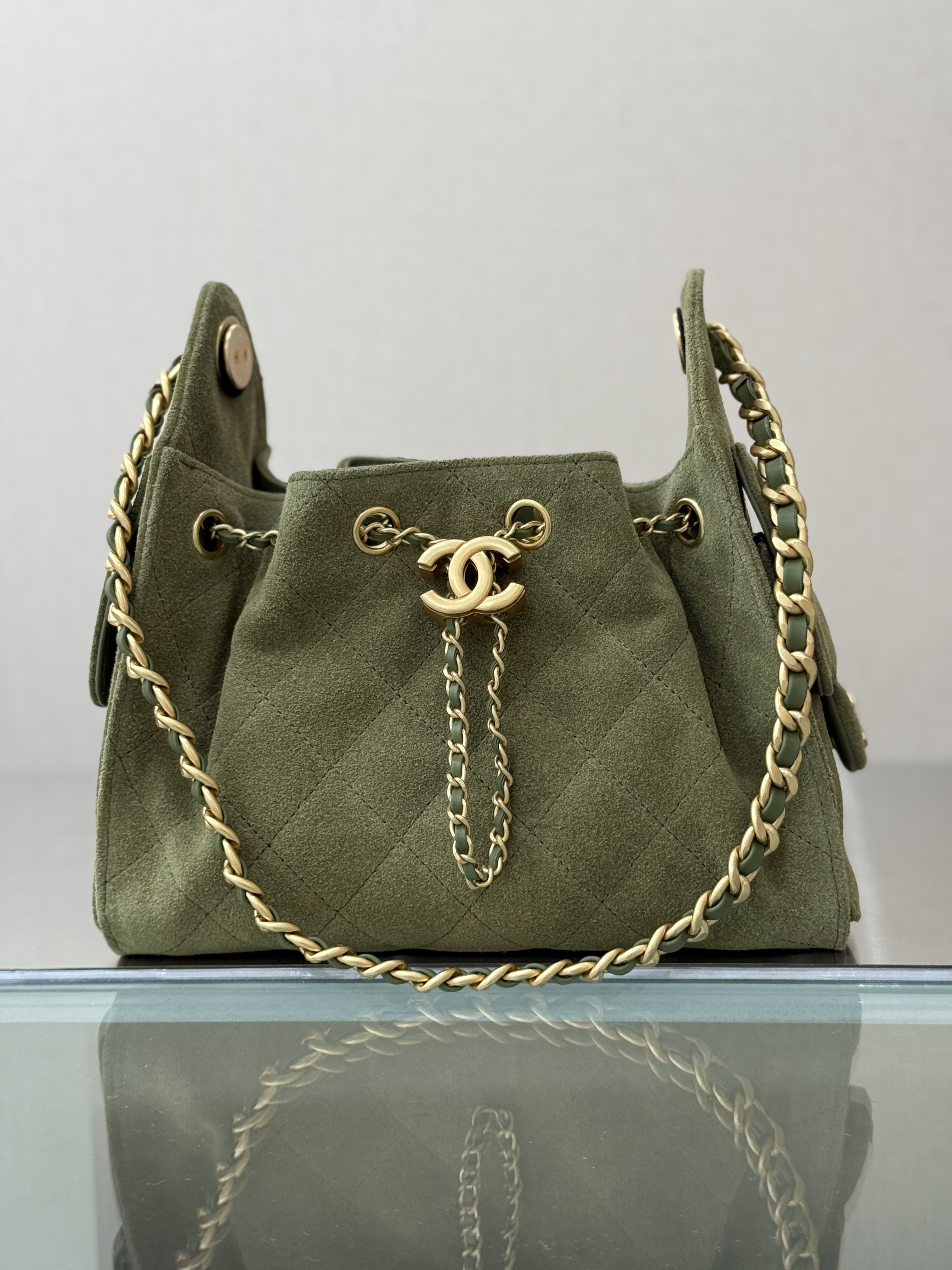 Spring-Summer 2025 Olive Green Quilted Suede Calfskin Drawstring Bucket Bag with Gold-Tone Hardware - Mocuir