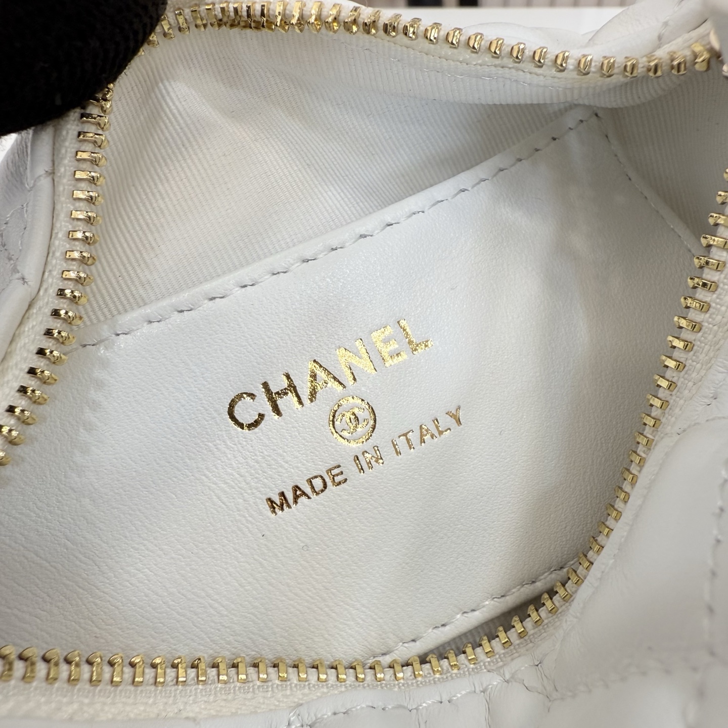 23C Hula Hoop Pouch Quilted Lambskin Bag in White (Gold Hardware) - Mocuir