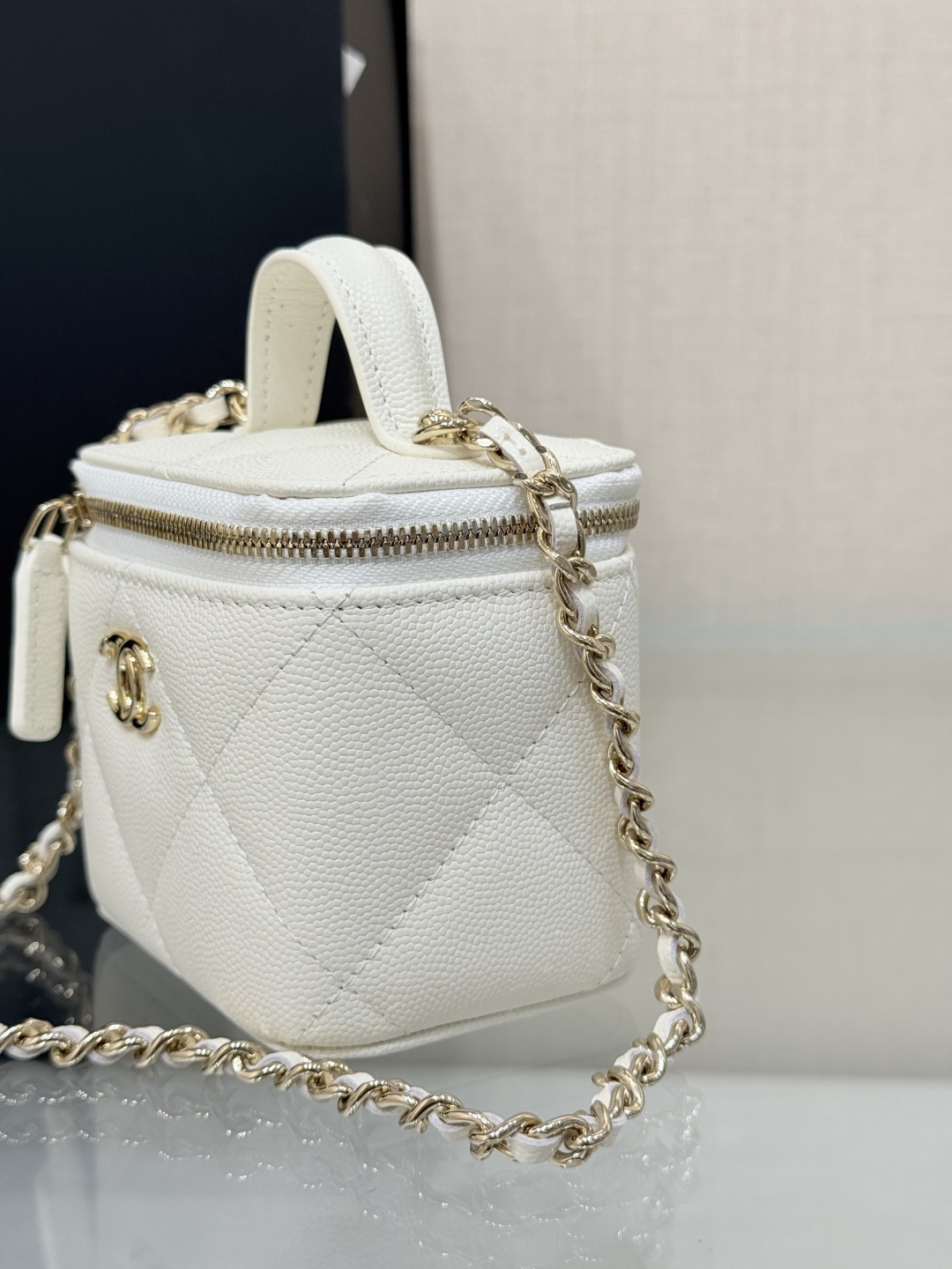 Mini Top Handle Vanity Case (AS5993) in White Quilted Grained Calfskin (Caviar) with Antique Gold-Tone Hardware - Mocuir