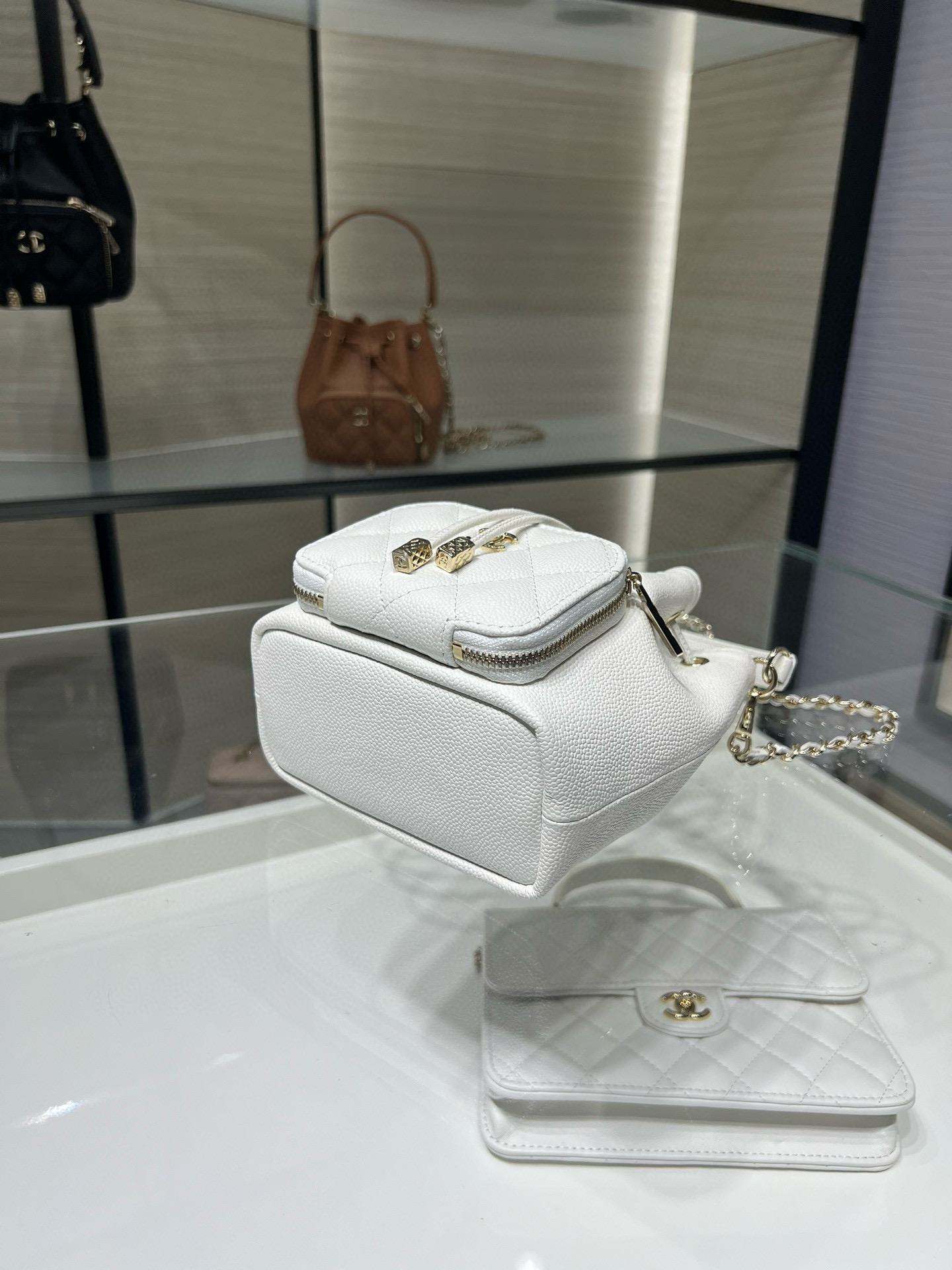 Small Drawstring Bucket Bag in White Quilted Grained Calfskin with Gold-Tone Metal (Model AP4775) - Mocuir