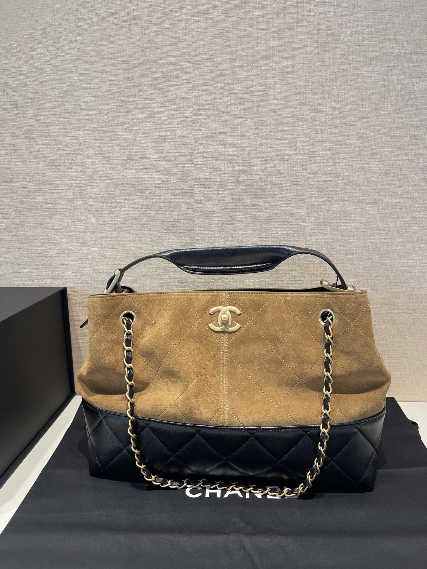 Small Tote (AS5634B) in Beige & Black Suede Calfskin with Shiny Lambskin & Gold-Tone Hardware, 2024/25 Métiers d’art Collection - Mocuir