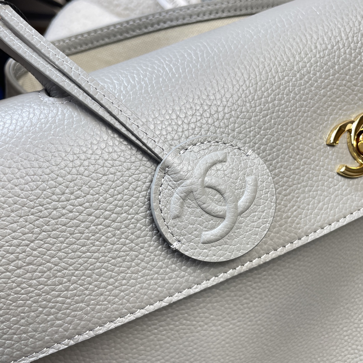 26S Cruise Large Tote Handbag in Light Grey Caviar Leather with Gold-Tone Hardware - Mocuir