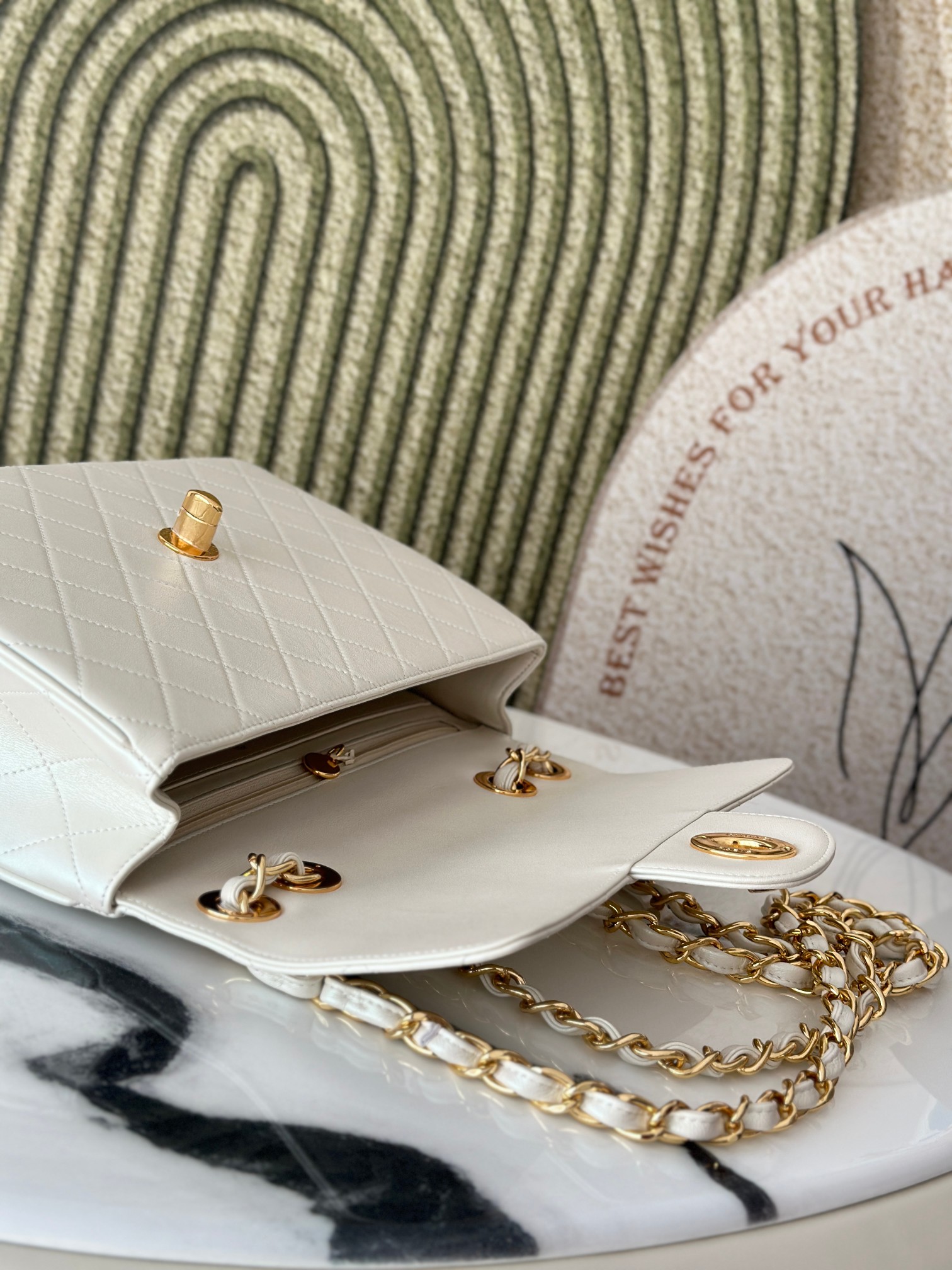 Classic Flap Medium in White Quilted Lambskin with Gold-Tone Hardware - Mocuir