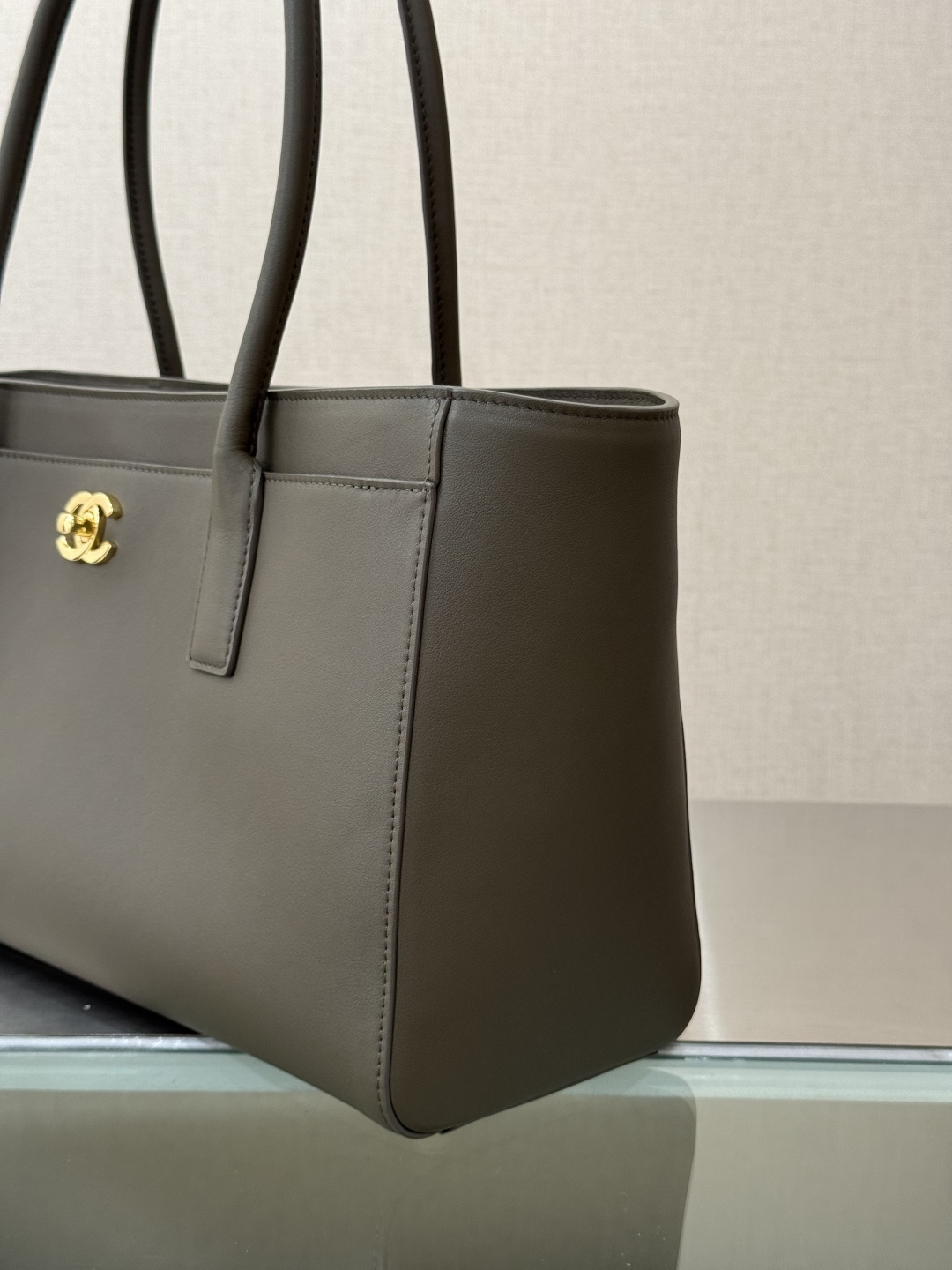 26S Grey Smooth Calfskin Cerf Executive Shopper Tote Bag with Gold Hardware - Mocuir