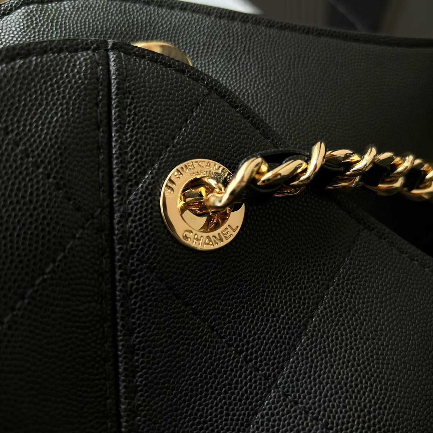 25K Black Quilted Caviar Leather Tote Handbag with Gold-Tone Hardware - Mocuir