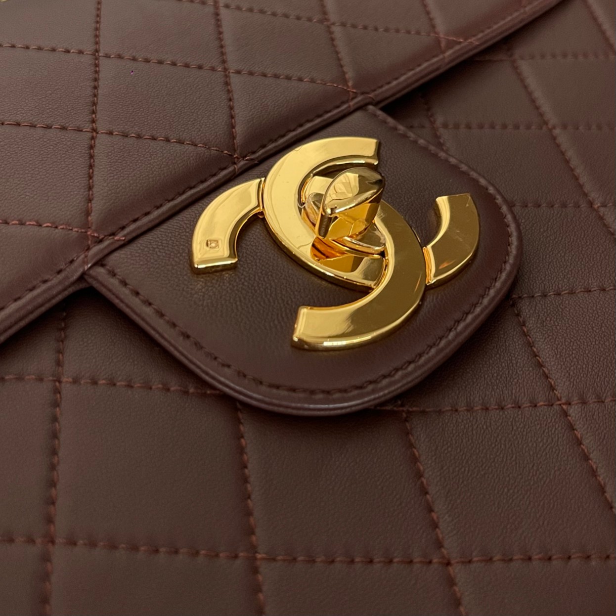 Classic Flap Quilted Lambskin Shoulder Bag in Burgundy (Gold Hardware) - Mocuir