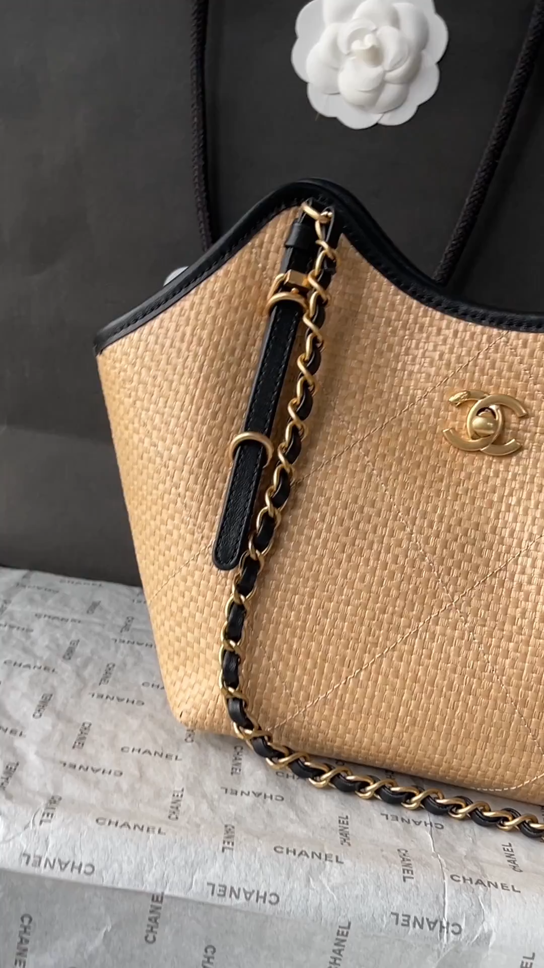 25C Beige Woven Straw Small Tote Handbag with Black Calfskin Trim and Gold-Tone Hardware - Mocuir