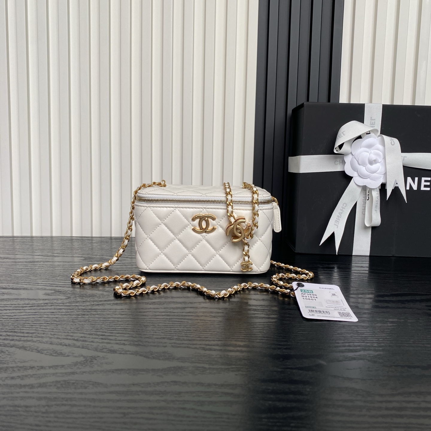 Quilted Lambskin Vanity Case with Chain (AS5184) in White Shiny Lambskin with Gold-Tone Hardware, 25C Collection - Mocuir