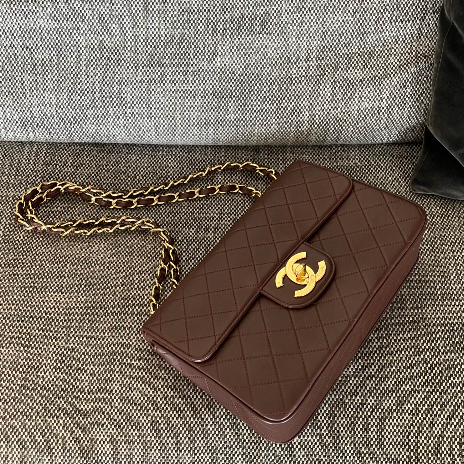 Classic Flap Quilted Lambskin Shoulder Bag in Burgundy (Gold Hardware) - Mocuir