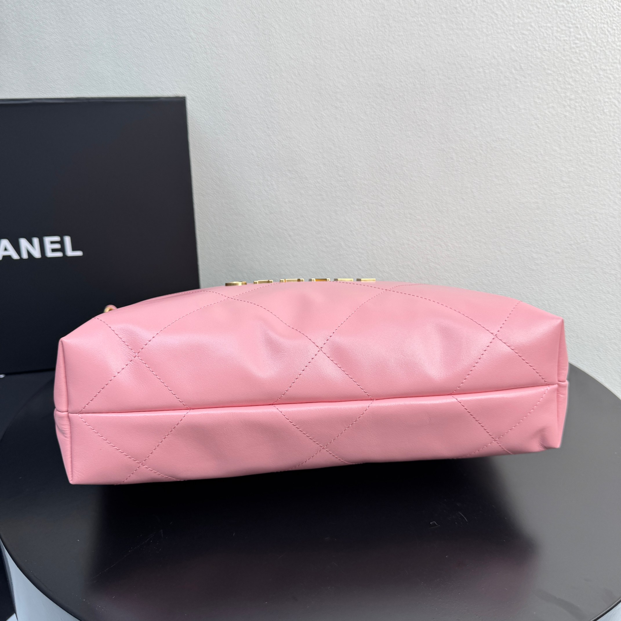 22 Bag Quilted Shiny Calfskin in Light Pink (Gold Hardware) - Mocuir