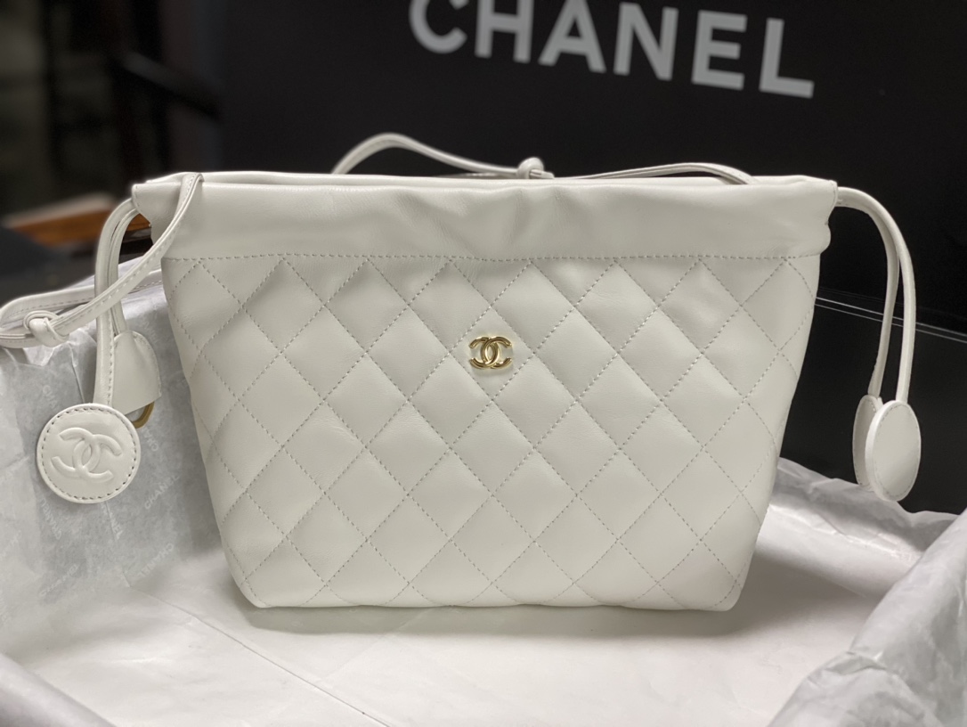 26C White Quilted Lambskin Drawstring Bucket Bag with Gold Hardware - Mocuir