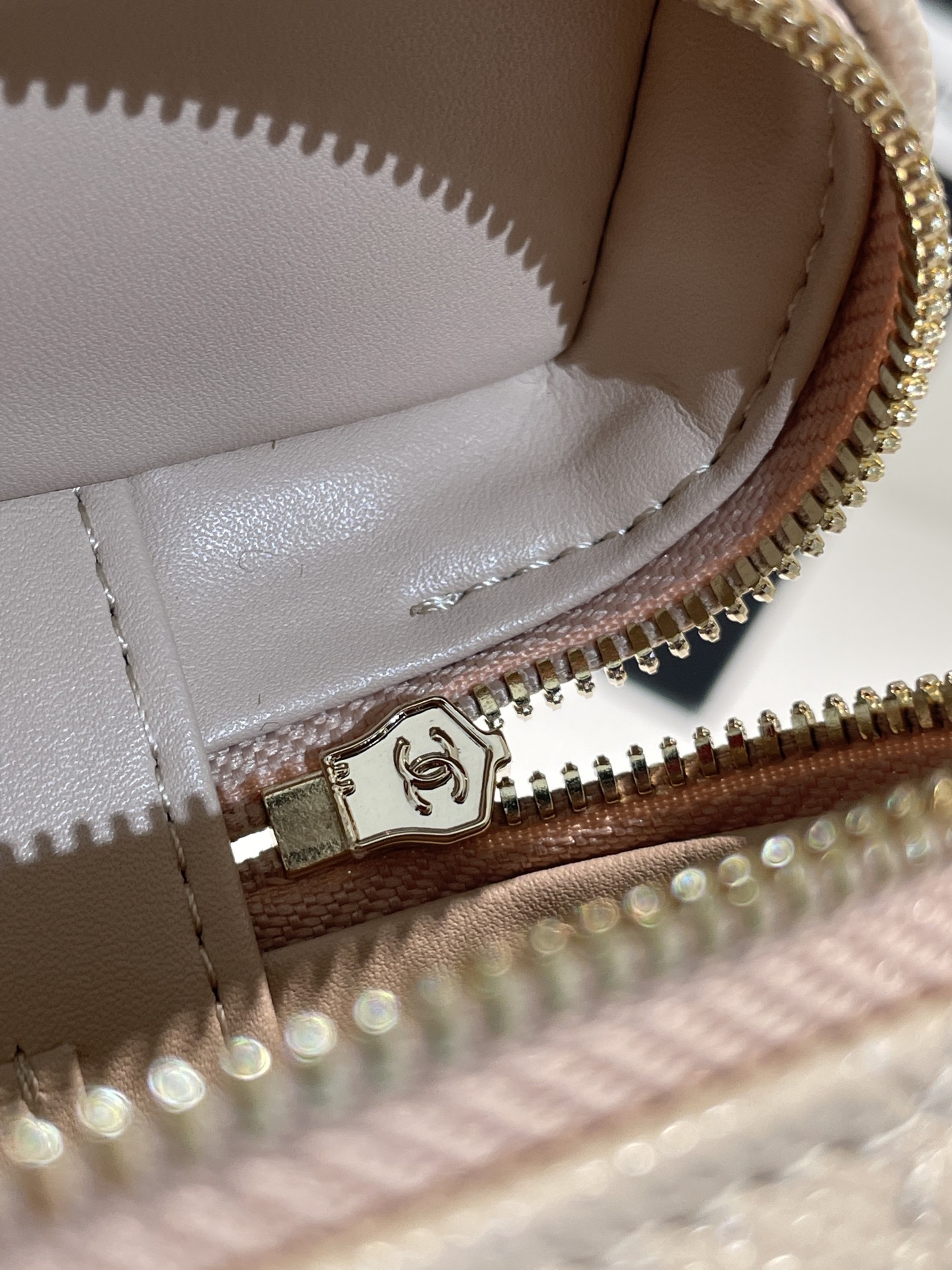 Beige Quilted Caviar Calfskin Vanity Case with Top Handle and Gold-Tone Chain Strap - Mocuir