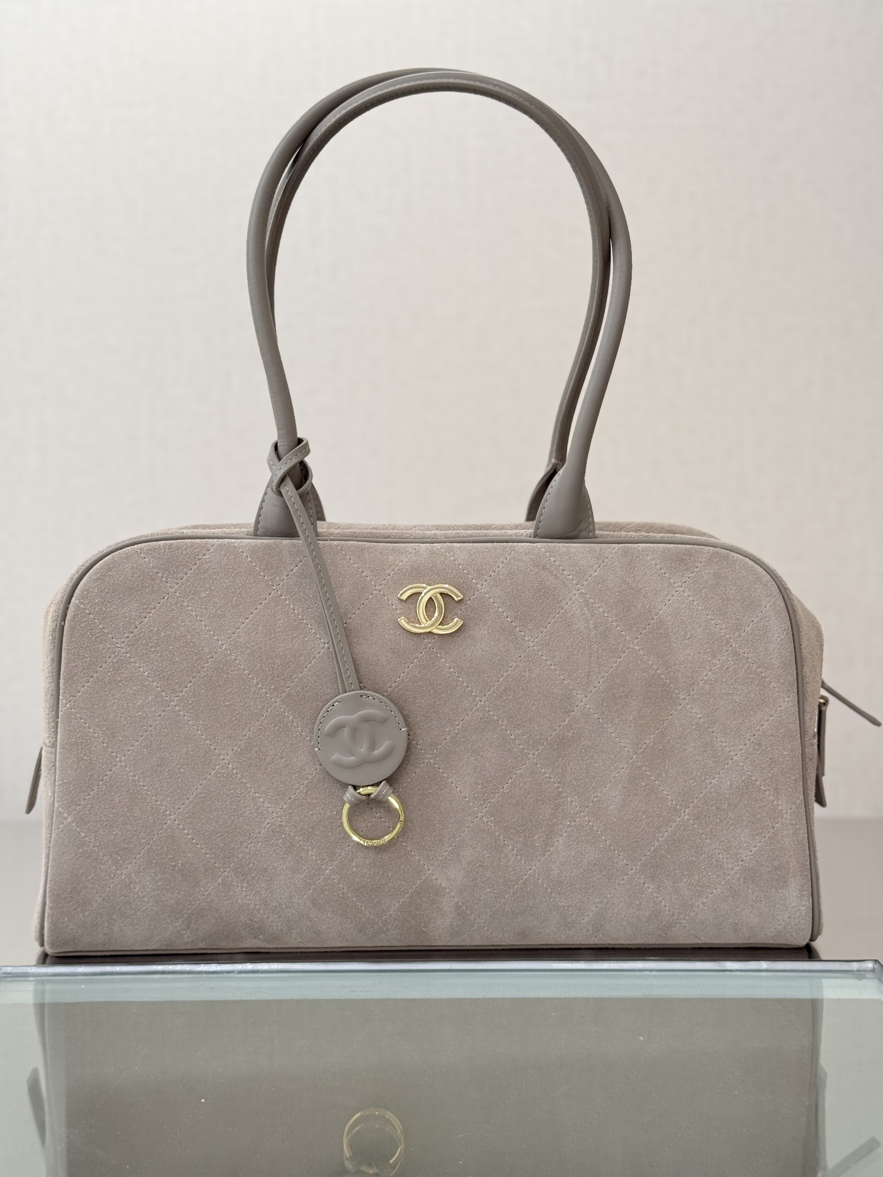 26S Nude Pink Quilted Suede Leather Bowling Handbag Gold-Tone Hardware - Mocuir