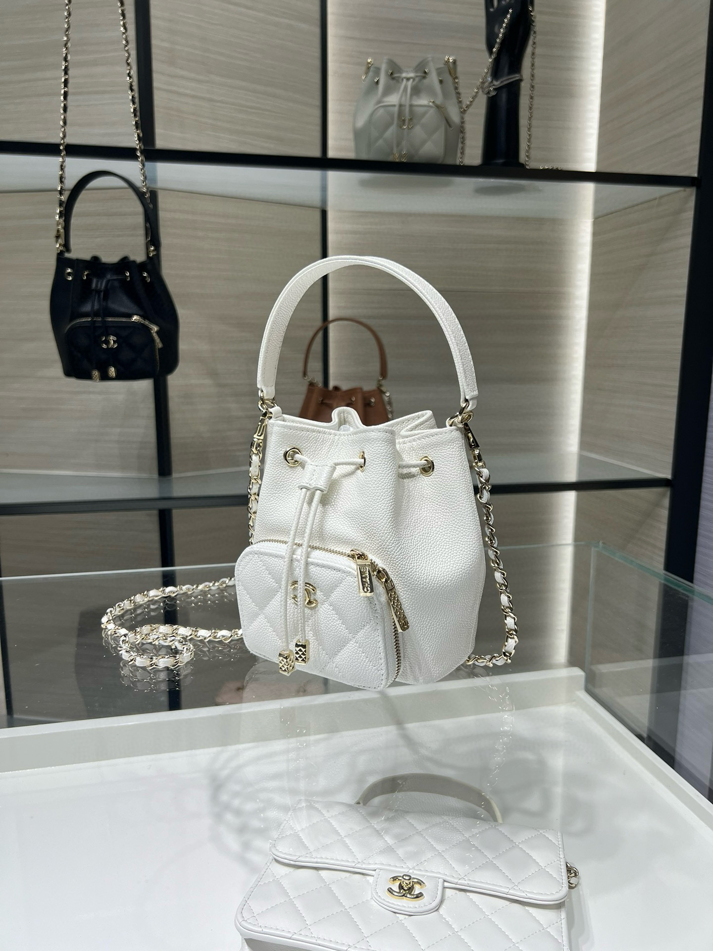 Small Drawstring Bucket Bag in White Quilted Grained Calfskin with Gold-Tone Metal (Model AP4775) - Mocuir