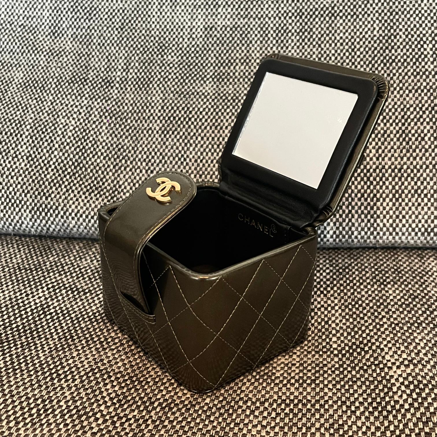 25C Small Vanity Case in Dark Olive Green Patent Leather - Mocuir