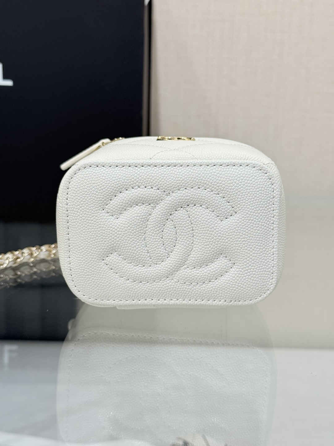 Mini Top Handle Vanity Case (AS5993) in White Quilted Grained Calfskin (Caviar) with Antique Gold-Tone Hardware - Mocuir