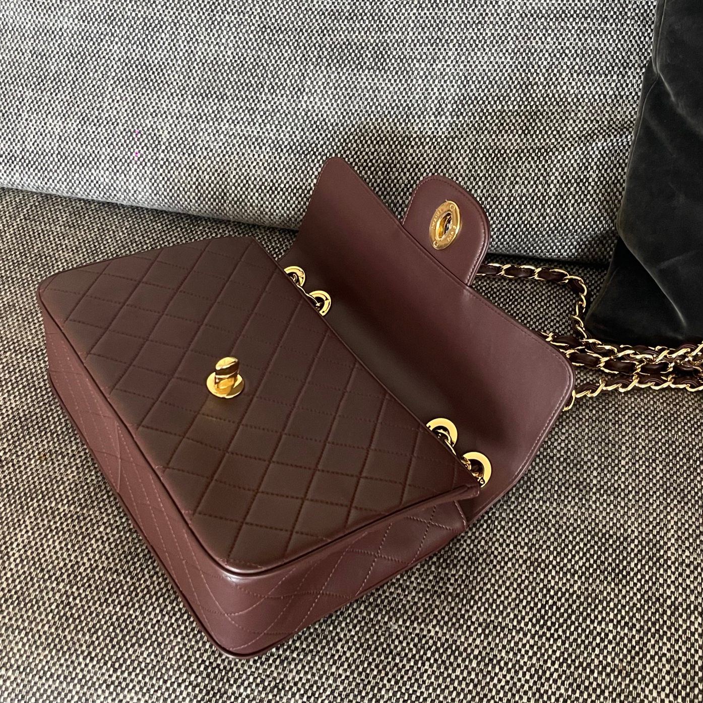 Classic Flap Quilted Lambskin Shoulder Bag in Burgundy (Gold Hardware) - Mocuir