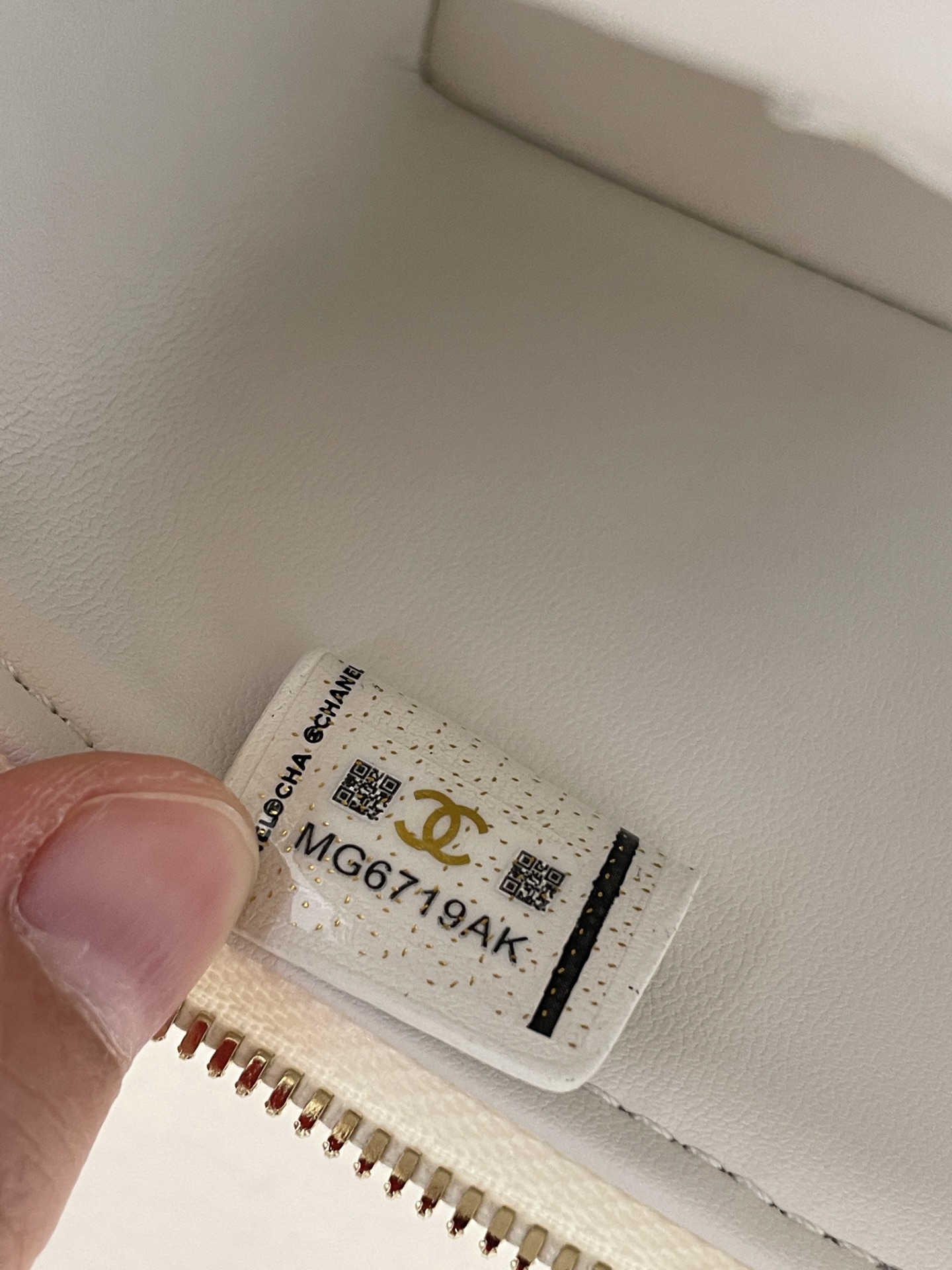 White Quilted Caviar Calfskin Vanity Case with Top Handle and Gold-Tone Chain Strap - Mocuir