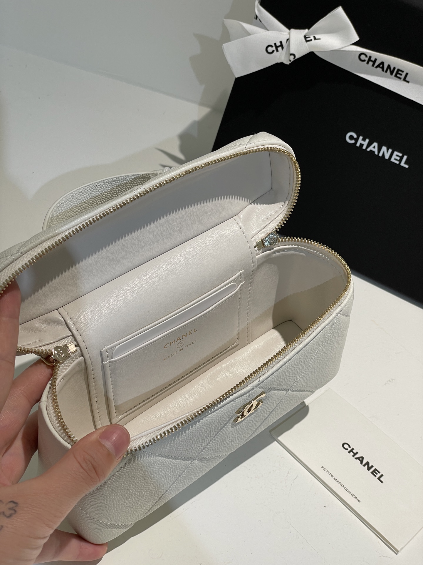 White Quilted Caviar Calfskin Vanity Case with Top Handle and Gold-Tone Chain Strap - Mocuir