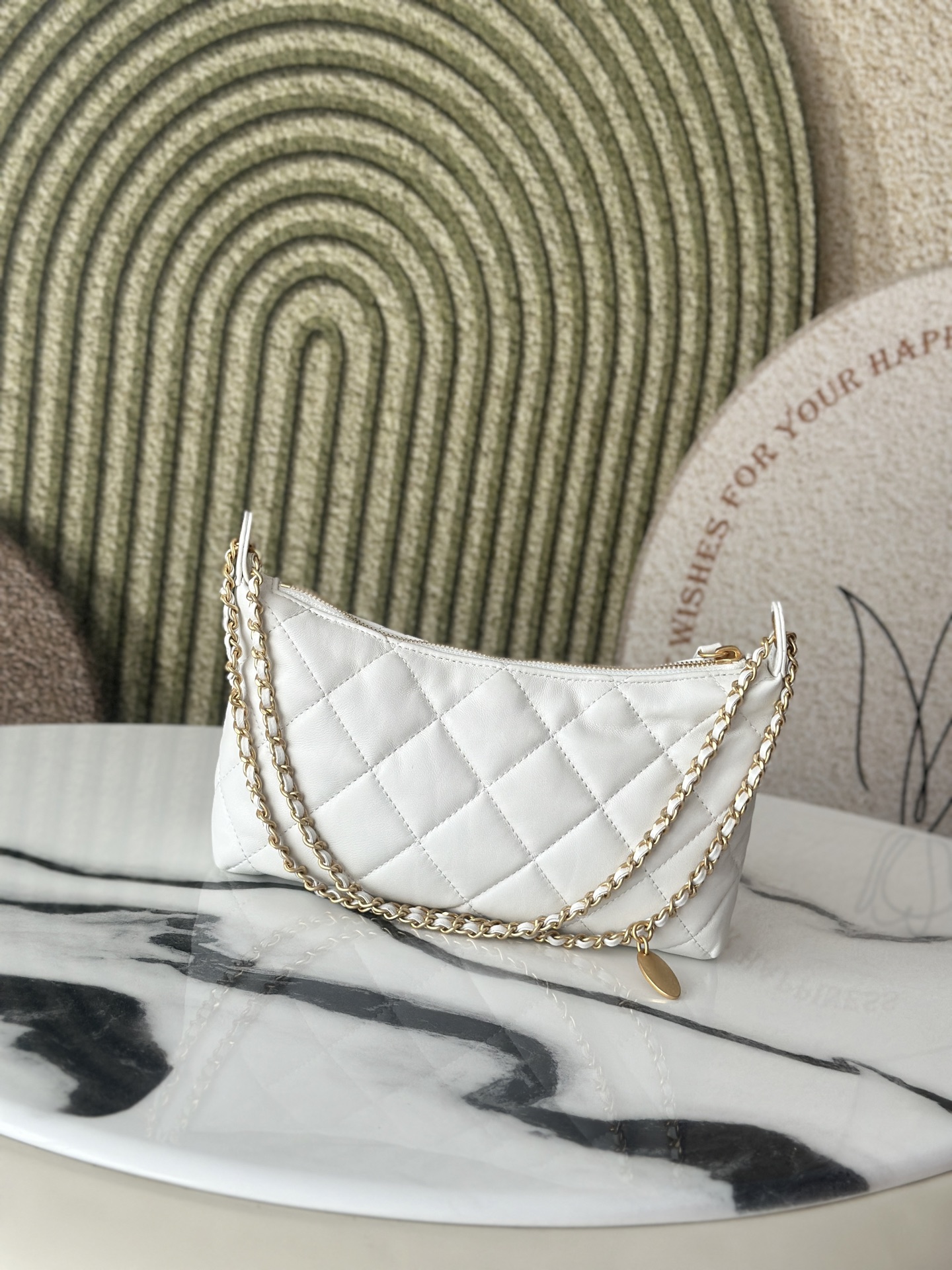 25S White Shiny Lambskin Quilted Hobo Shoulder Bag with Gold-Tone Hardware - Mocuir