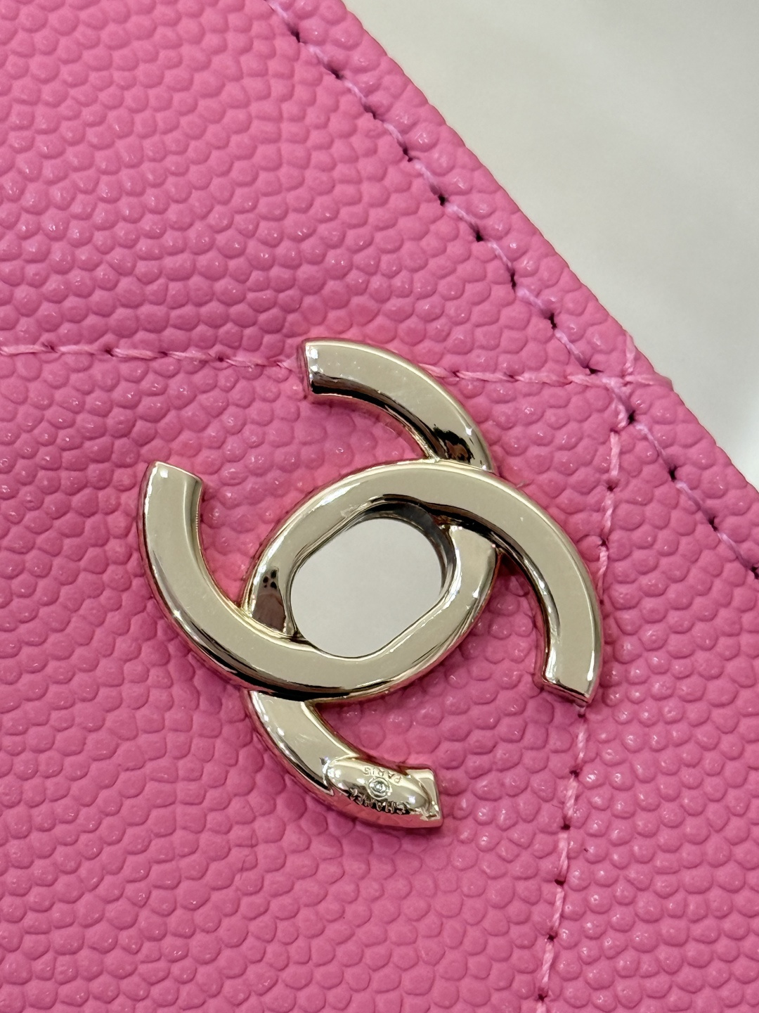 Wallet on Chain with Top Handle (AP3984) in Pink Caviar Leather with Gold-Tone Hardware, 25C Cruise Collection - Mocuir