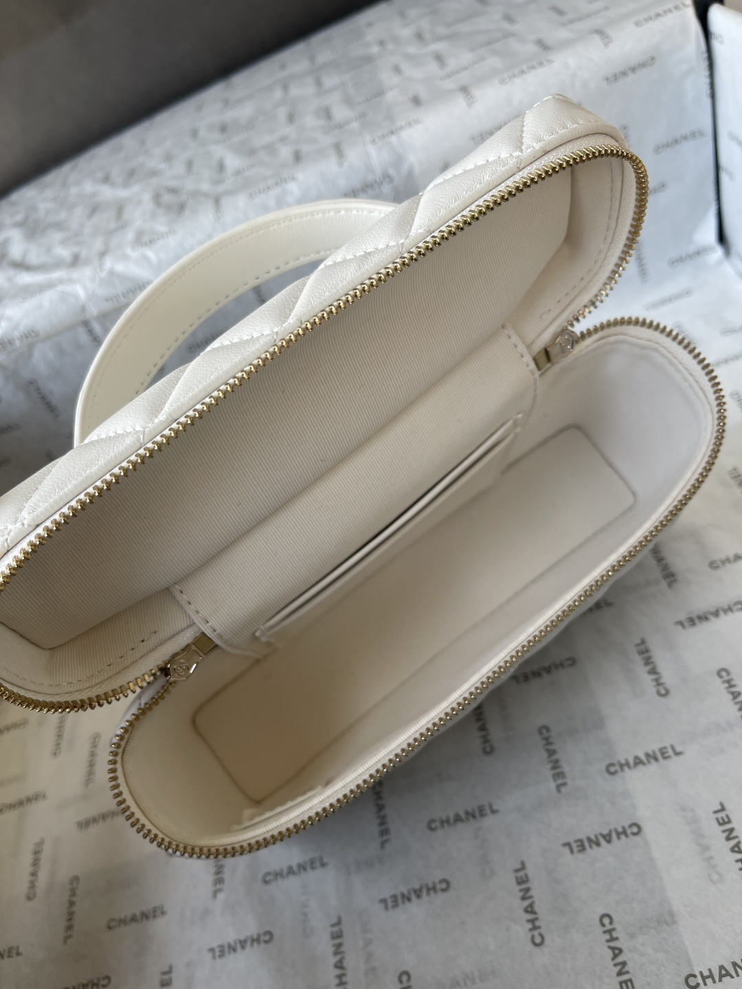 25C Classic Vanity Case with Chain（Milk gray） - Mocuir