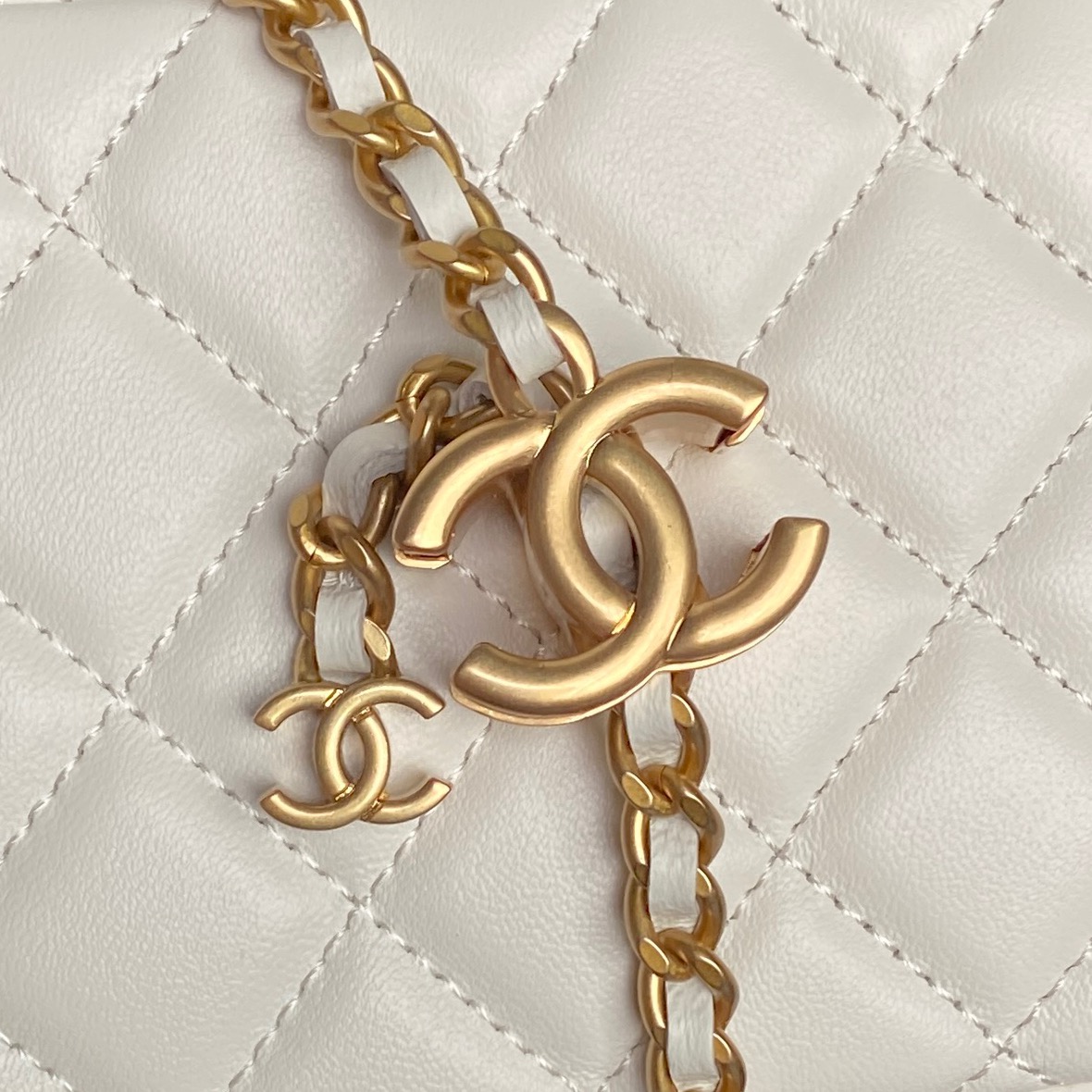 Quilted Lambskin Vanity Case with Chain (AS5184) in White Shiny Lambskin with Gold-Tone Hardware, 25C Collection - Mocuir