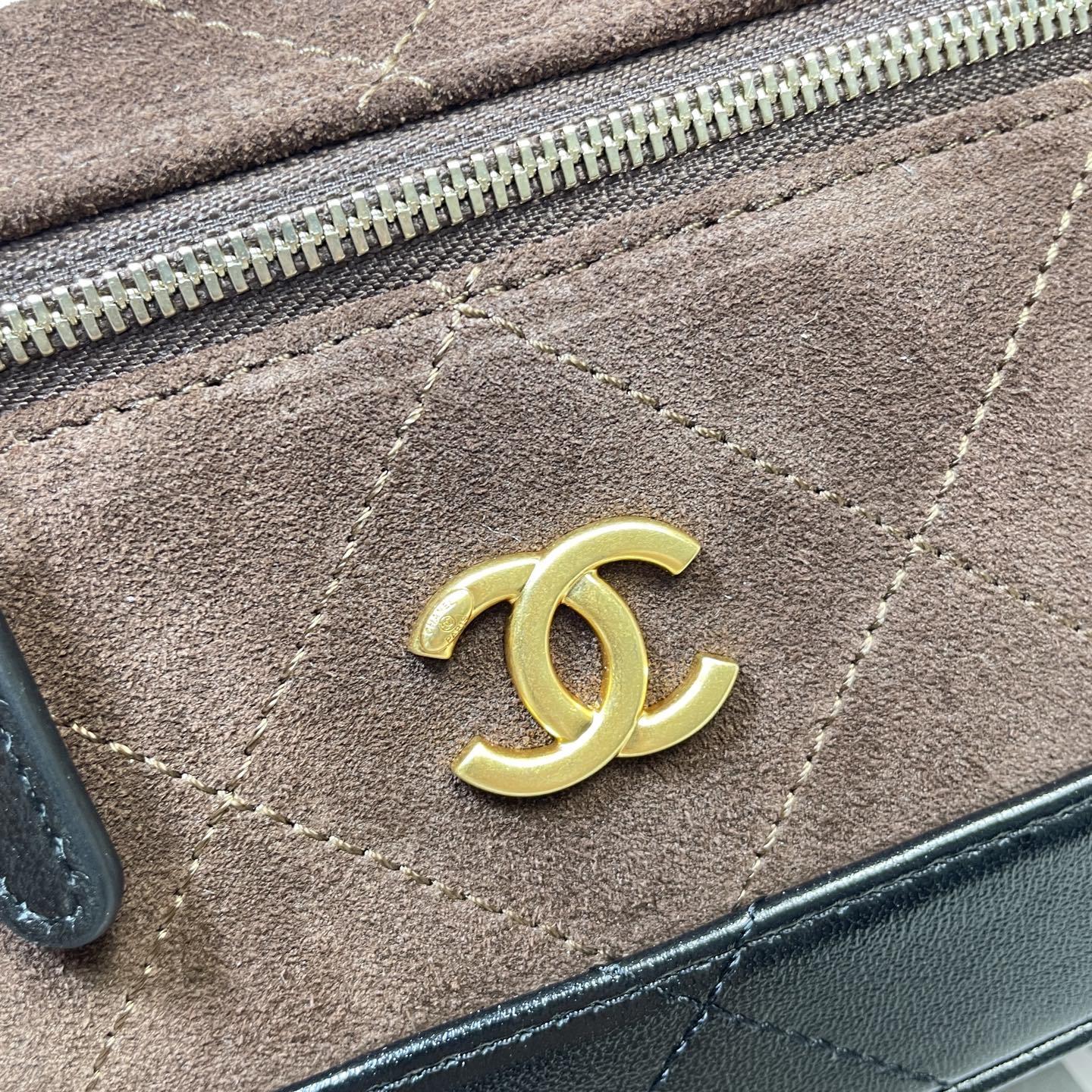 26S Slim Vanity Case with Chain in Dark Brown Suede & Black Lambskin with Gold-Tone Hardware - Mocuir