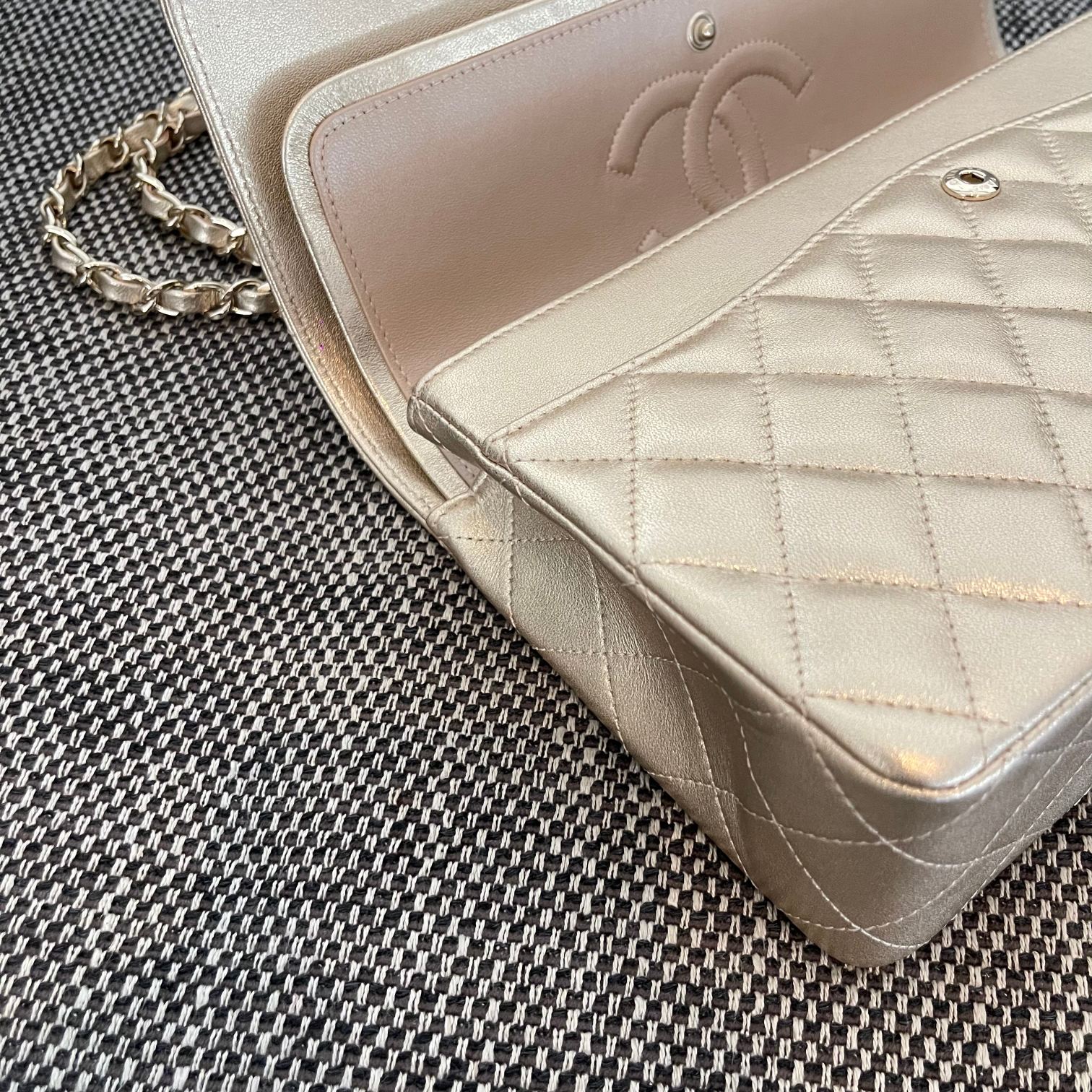 Classic Flap Quilted Metallic Lambskin Shoulder Bag in Gold (Gold Hardware) - Mocuir