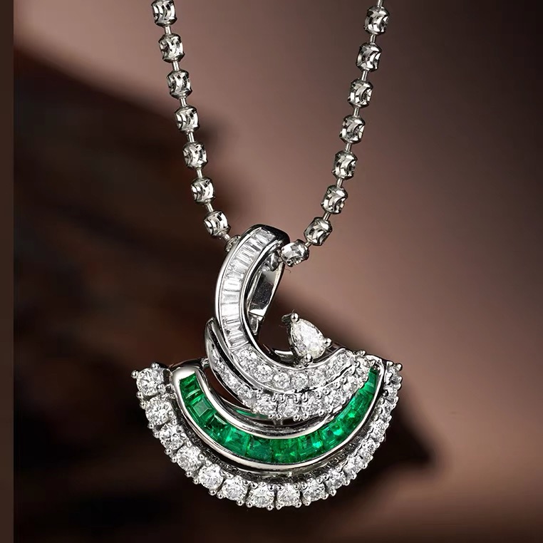 Fan-shaped emerald and diamond necklace