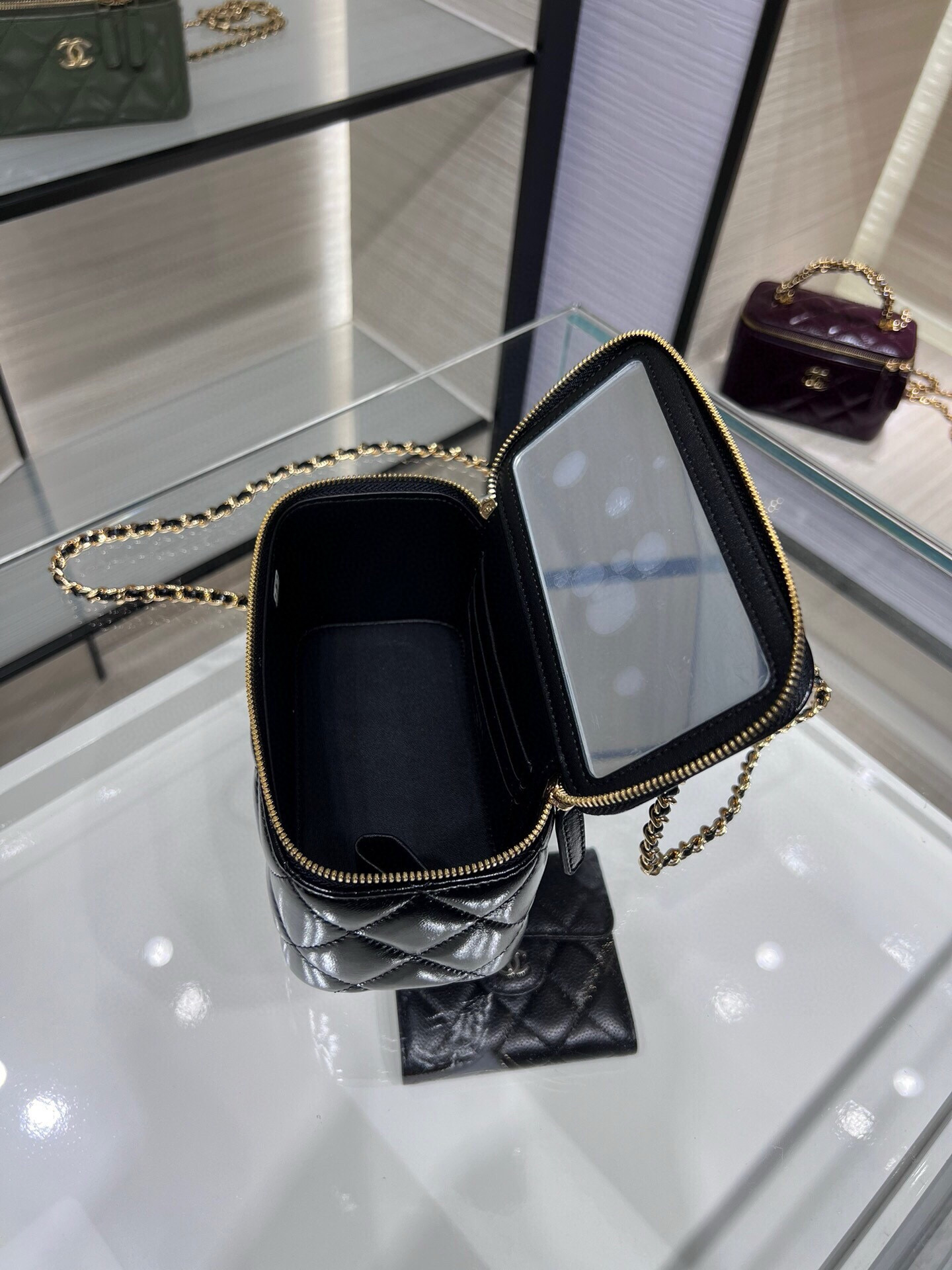 24B Small Vanity Case in Shiny Black Lambskin（Black） - Mocuir