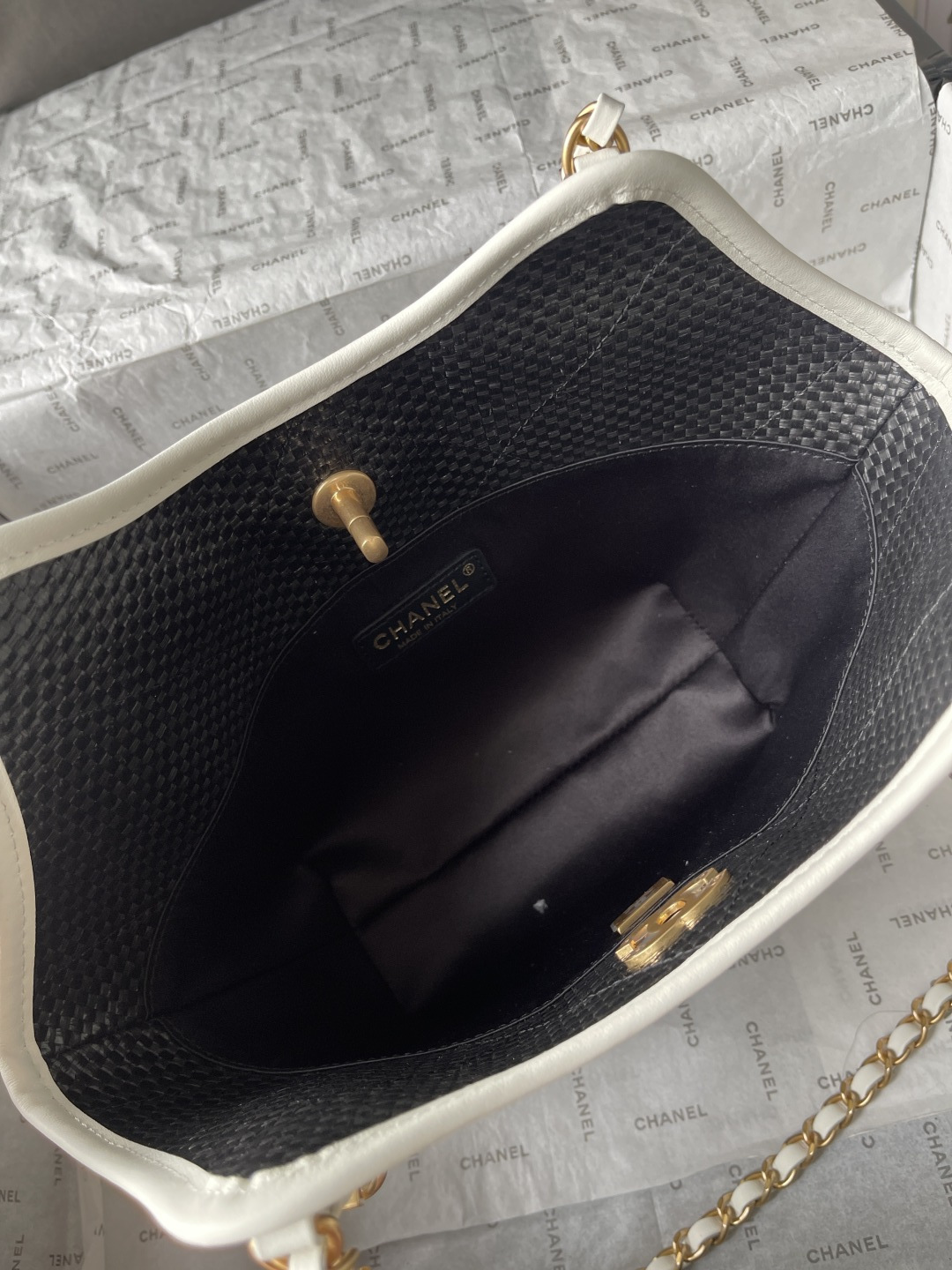 25C Black Woven Straw Large Tote Handbag with White Calfskin Trim and Gold-Tone Hardware - Mocuir