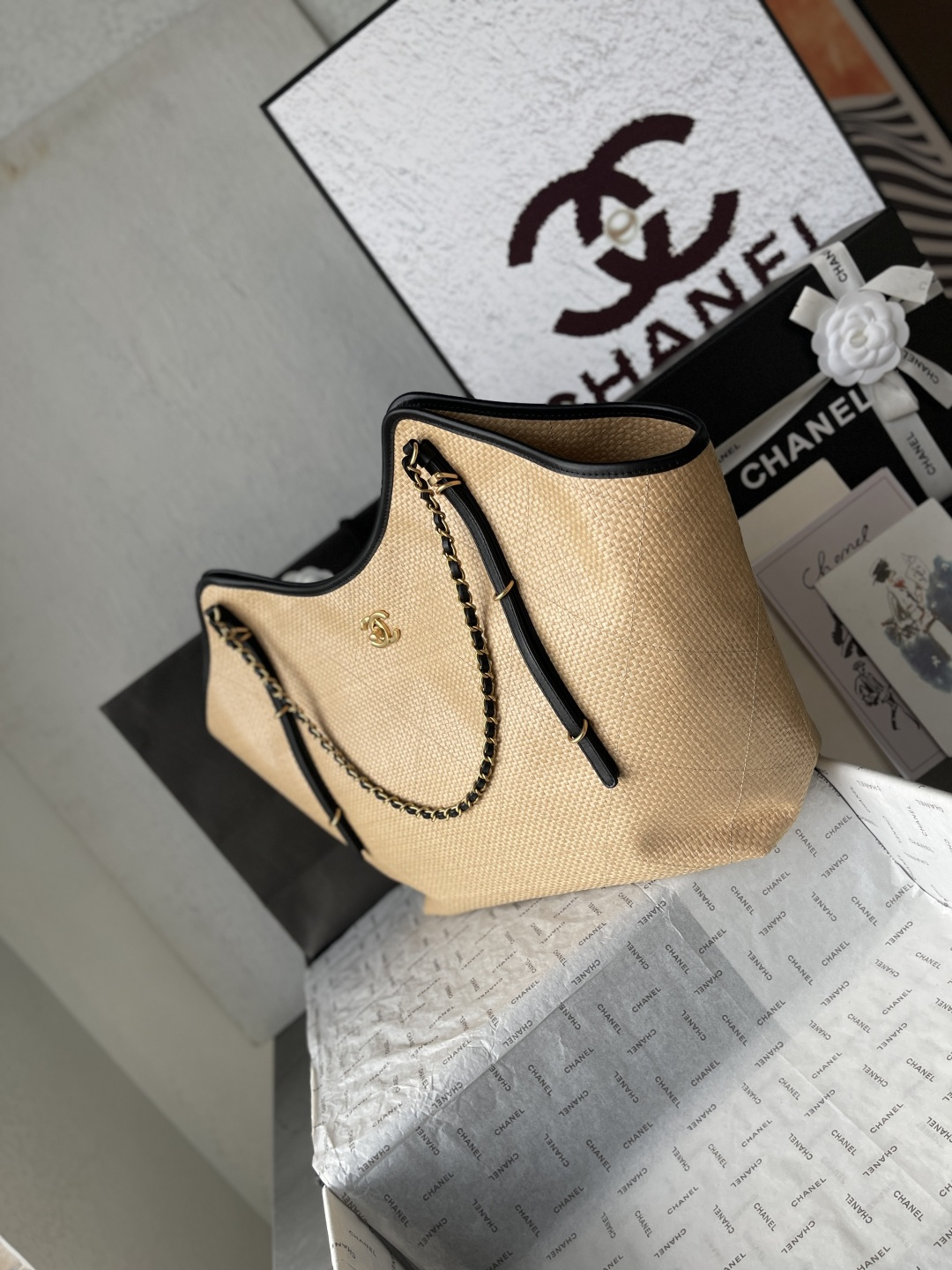 25C Beige Woven Straw Large Tote Handbag with Black Calfskin Trim and Gold-Tone Hardware - Mocuir